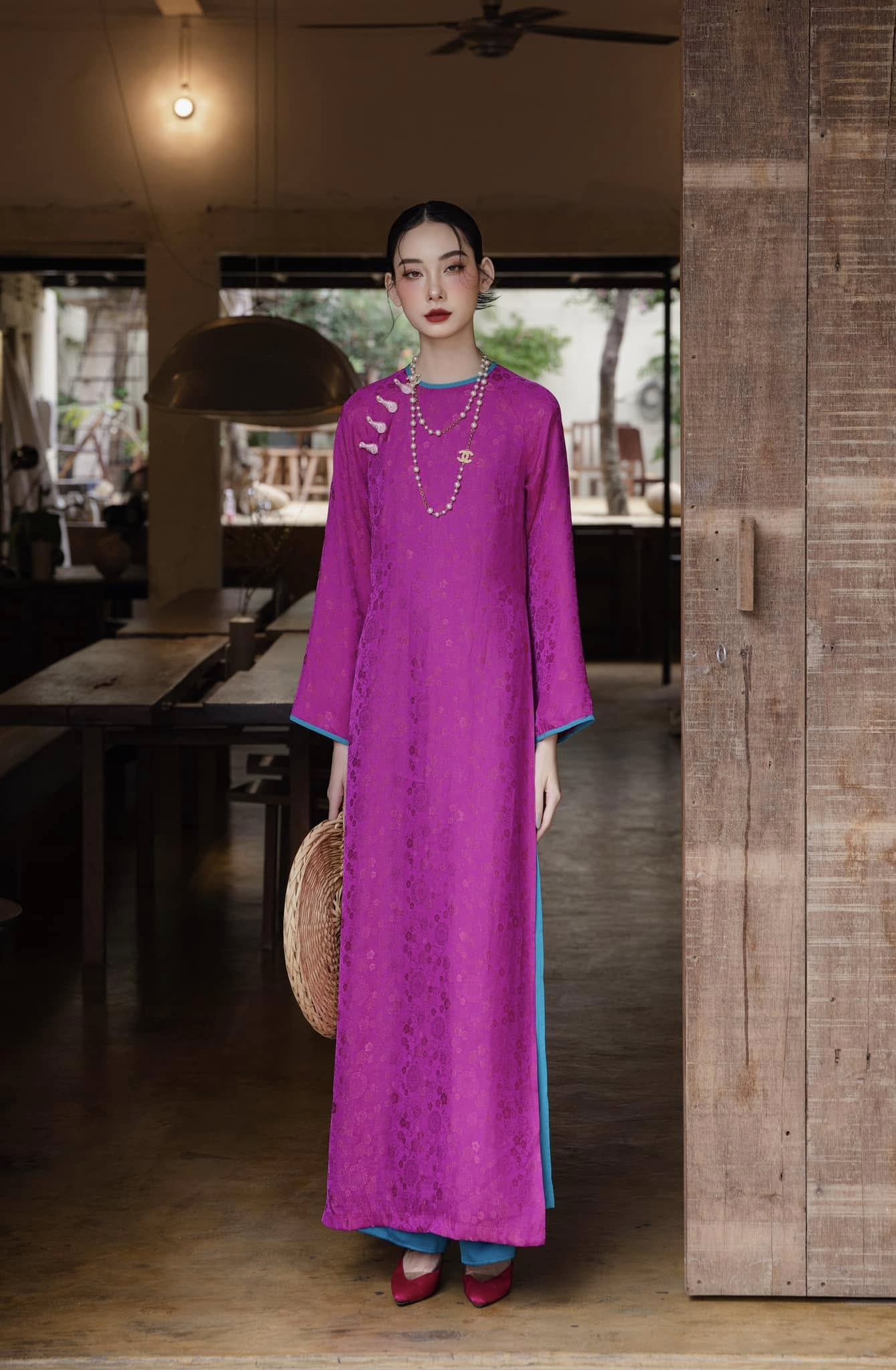 Δαντέλα ao dai, βελούδο ao dai, μεταξωτό ύφασμα ανανεώνουν τα χρώματα του Tet 2025 - Φωτογραφία 3. Áo dài ren, áo dài nhung, vải tơ làm mới sắc màu tết 2025- Ảnh 3.