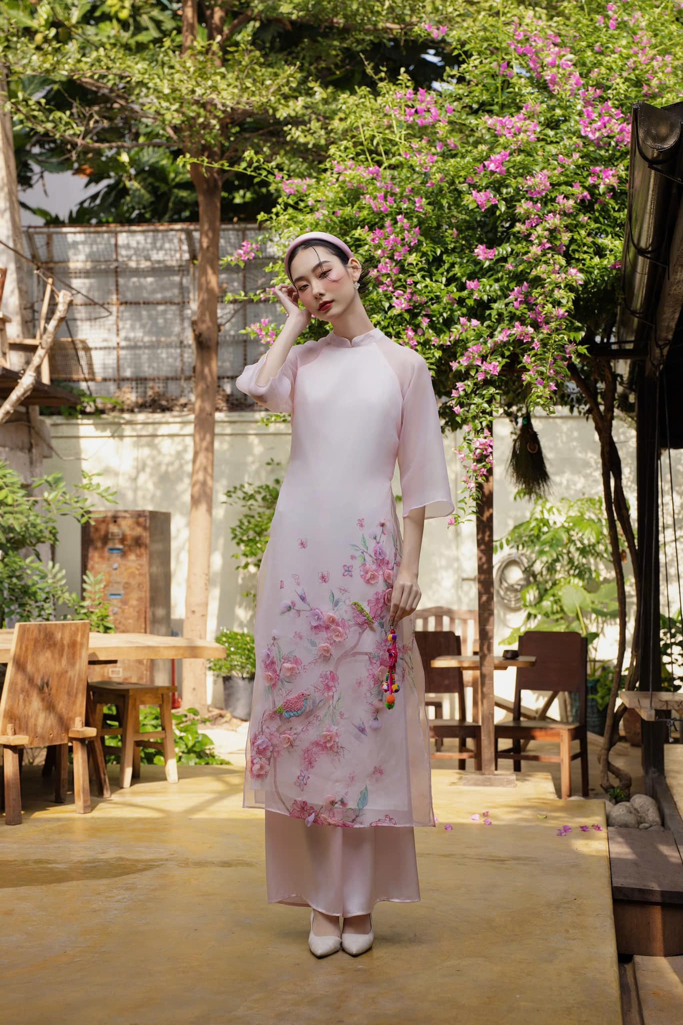 Δαντέλα ao dai, βελούδο ao dai, μεταξωτό ύφασμα ανανεώνουν τα χρώματα του Tet 2025 - Φωτογραφία 6. Áo dài ren, áo dài nhung, vải tơ làm mới sắc màu tết 2025- Ảnh 6.