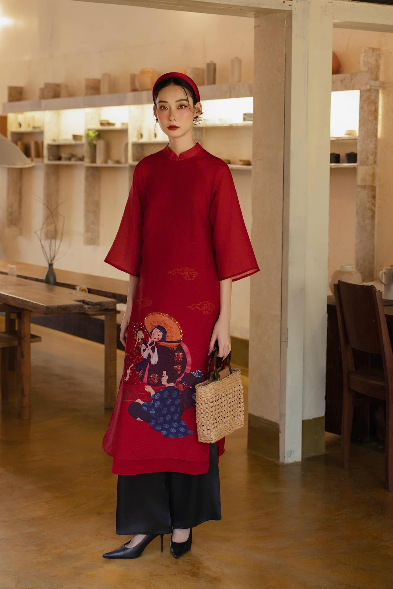 Δαντέλα ao dai, βελούδο ao dai, μεταξωτό ύφασμα ανανεώνουν τα χρώματα του Tet 2025 - Φωτογραφία 5. Áo dài ren, áo dài nhung, vải tơ làm mới sắc màu tết 2025- Ảnh 5.