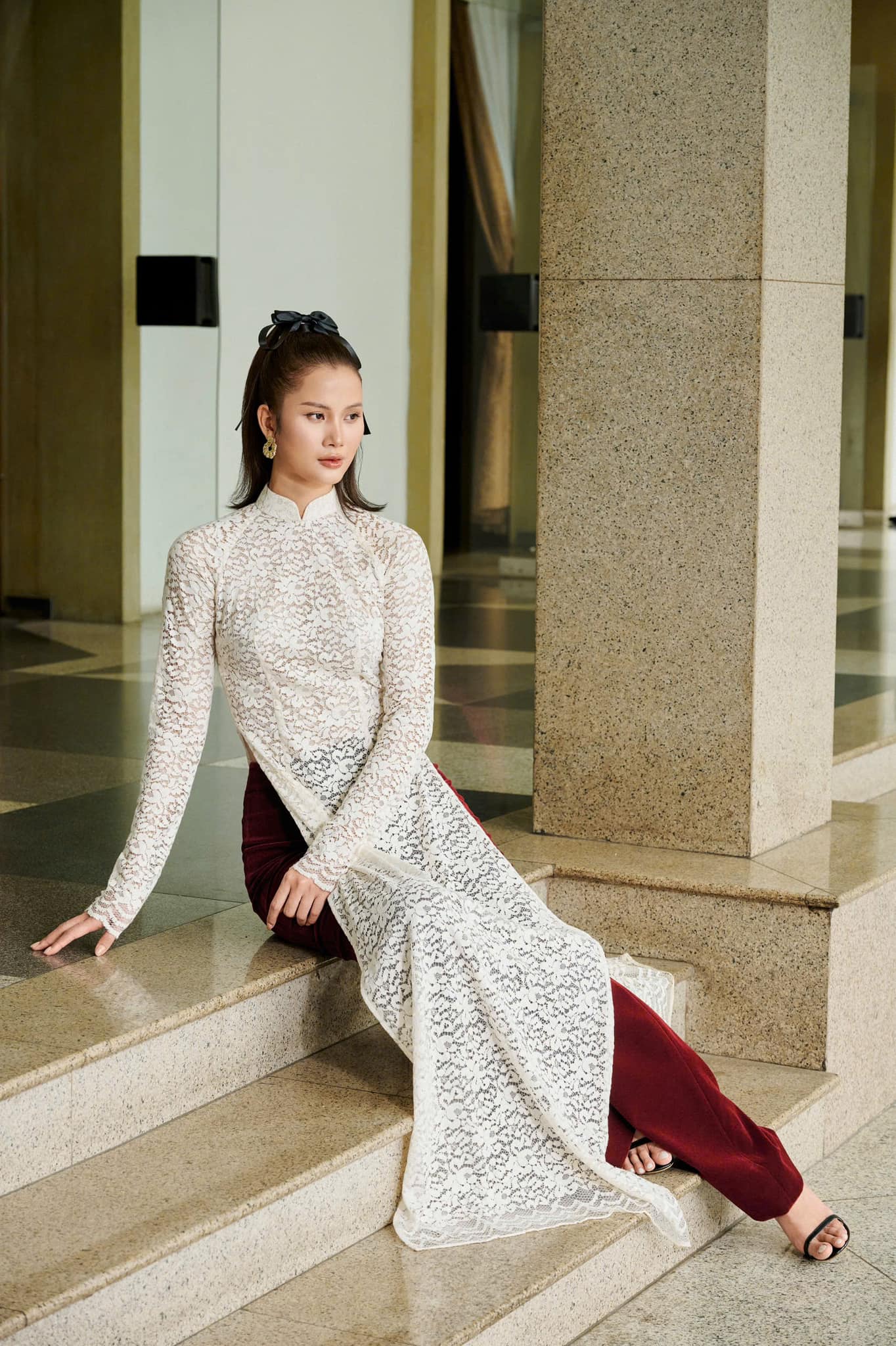 Δαντέλα ao dai, βελούδο ao dai, μεταξωτό ύφασμα ανανεώνει τα χρώματα του Tet 2025 - Φωτογραφία 7. Áo dài ren, áo dài nhung, vải tơ làm mới sắc màu tết 2025- Ảnh 7.