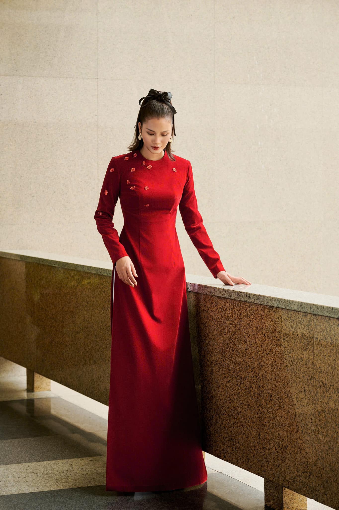 Δαντέλα ao dai, βελούδο ao dai, μεταξωτό ύφασμα ανανεώνουν τα χρώματα του Tet 2025 - Φωτογραφία 12. Áo dài ren, áo dài nhung, vải tơ làm mới sắc màu tết 2025- Ảnh 12.