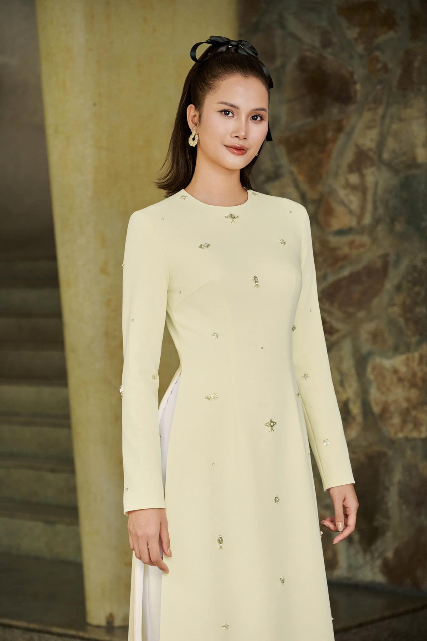 Δαντέλα ao dai, βελούδο ao dai, μεταξωτό ύφασμα ανανεώνει τα χρώματα του Tet 2025 - Φωτογραφία 11. Áo dài ren, áo dài nhung, vải tơ làm mới sắc màu tết 2025- Ảnh 11.