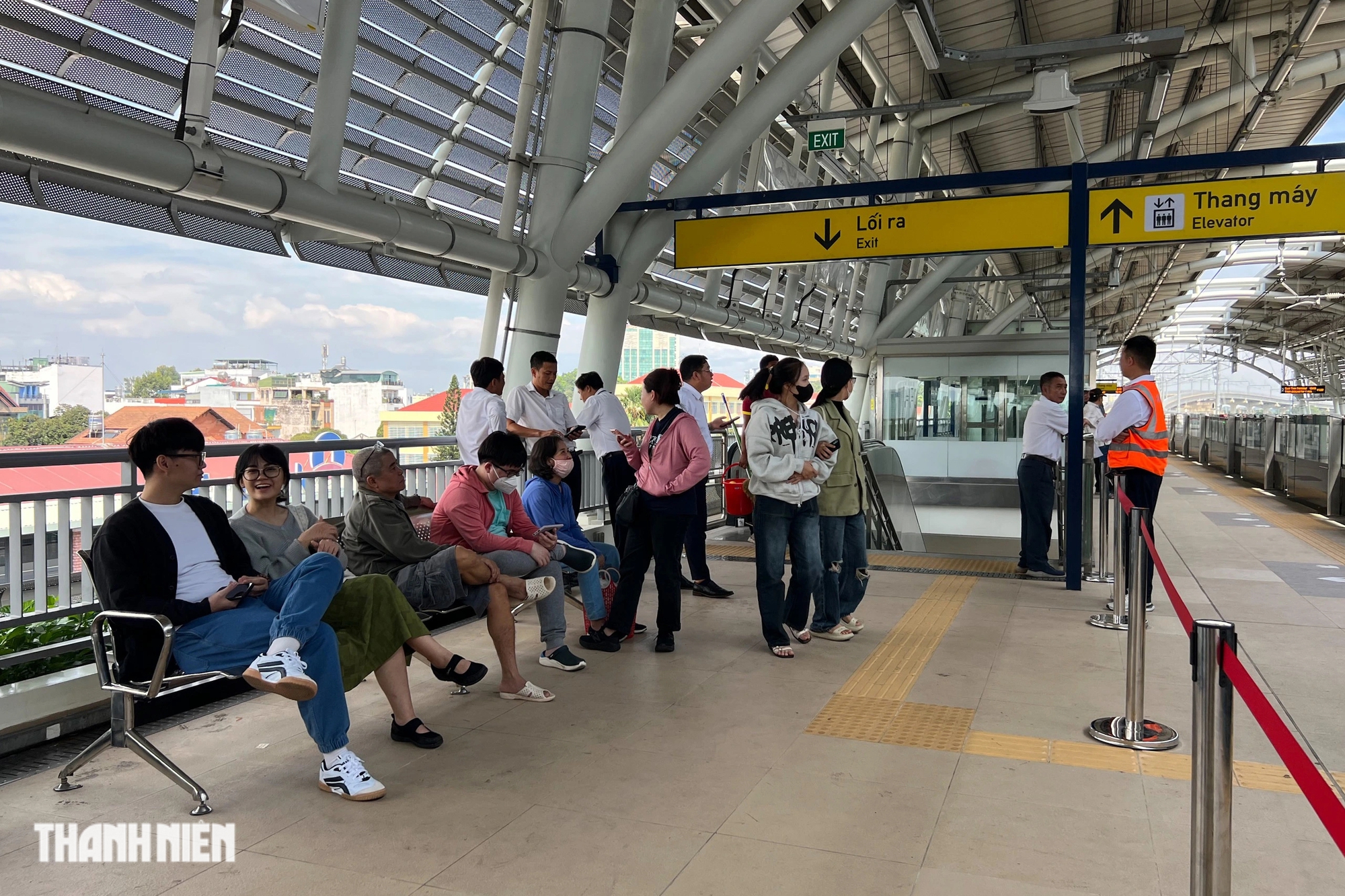 Metro số 1 ở TP.HCM chật kín chỗ trưa thứ hai: 'Muốn trải nghiệm trước khi quyết định'- Ảnh 1.