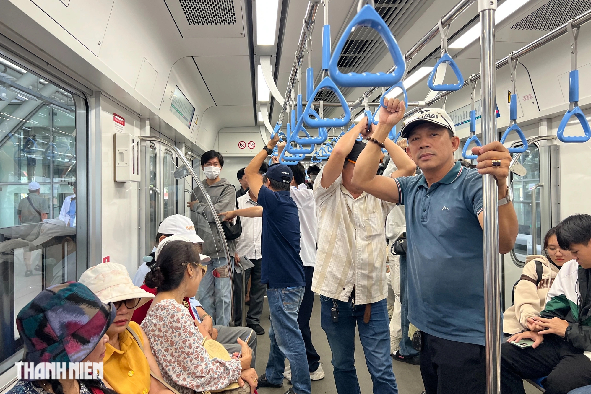 Metro số 1 ở TP.HCM chật kín chỗ trưa thứ hai: 'Muốn trải nghiệm trước khi quyết định'- Ảnh 3.