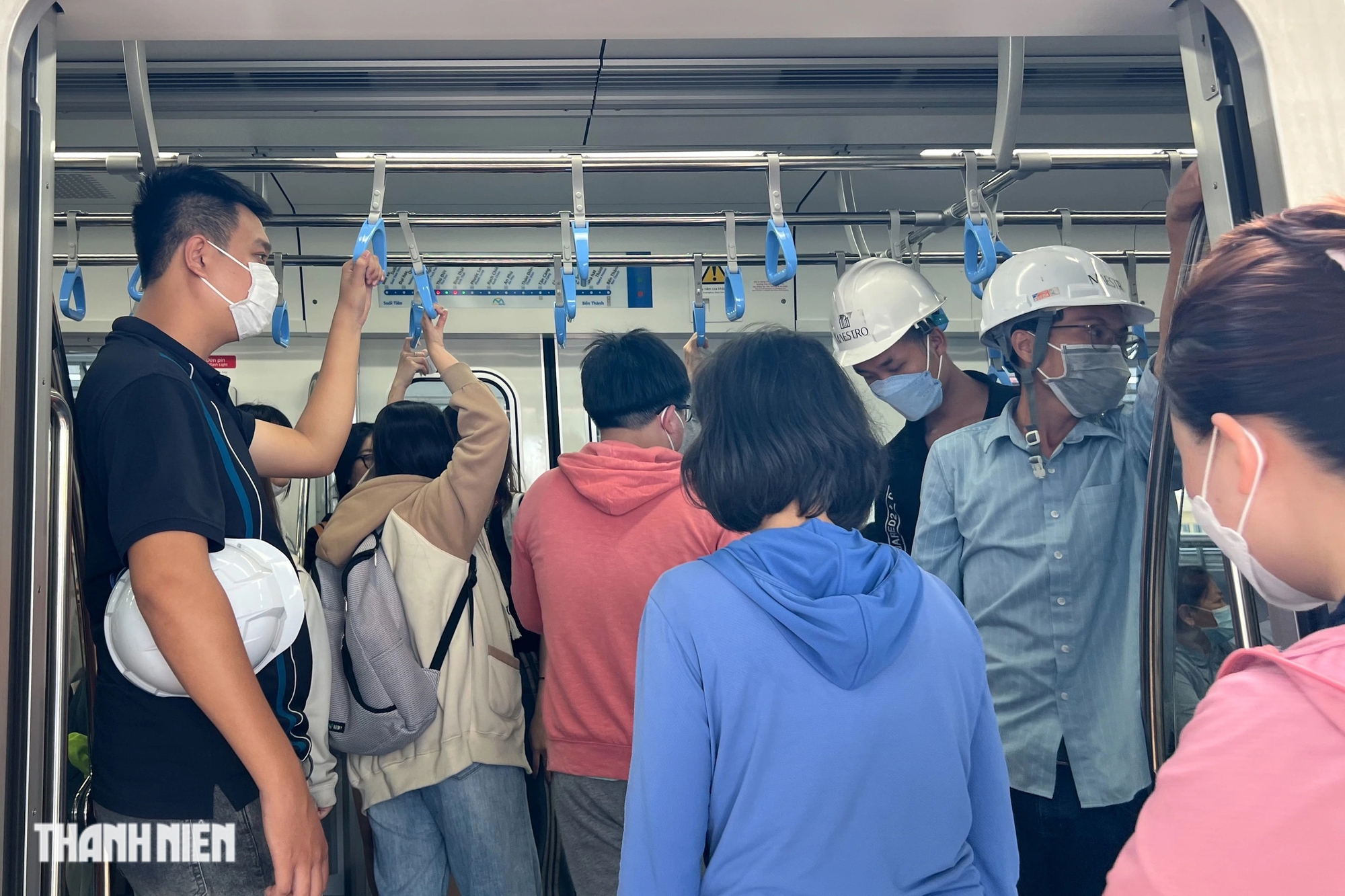 Metro số 1 ở TP.HCM chật kín chỗ trưa thứ hai: 'Muốn trải nghiệm trước khi quyết định'- Ảnh 4.