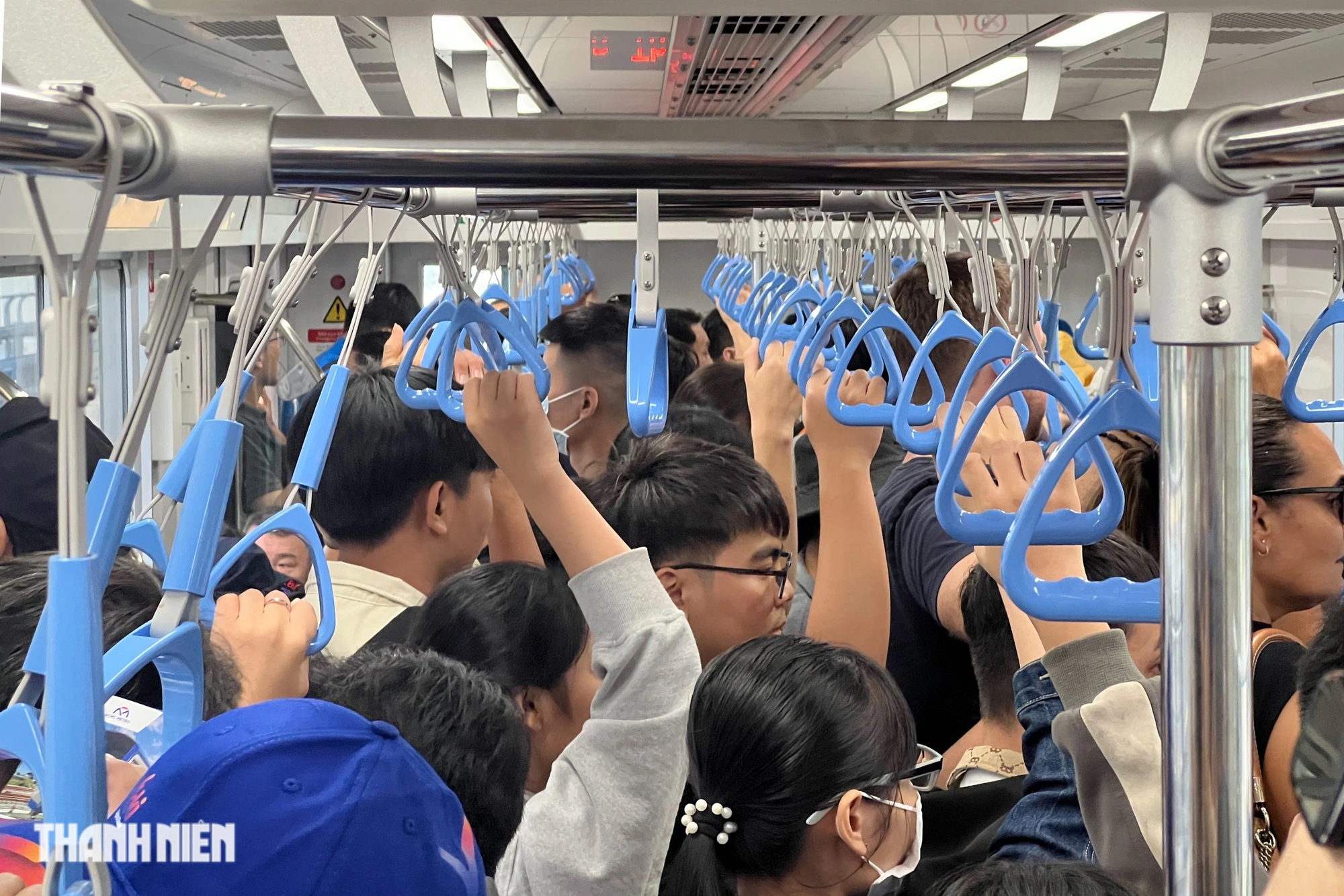 Metro số 1 ở TP.HCM chật kín chỗ trưa thứ hai: 'Muốn trải nghiệm trước khi quyết định'- Ảnh 5.