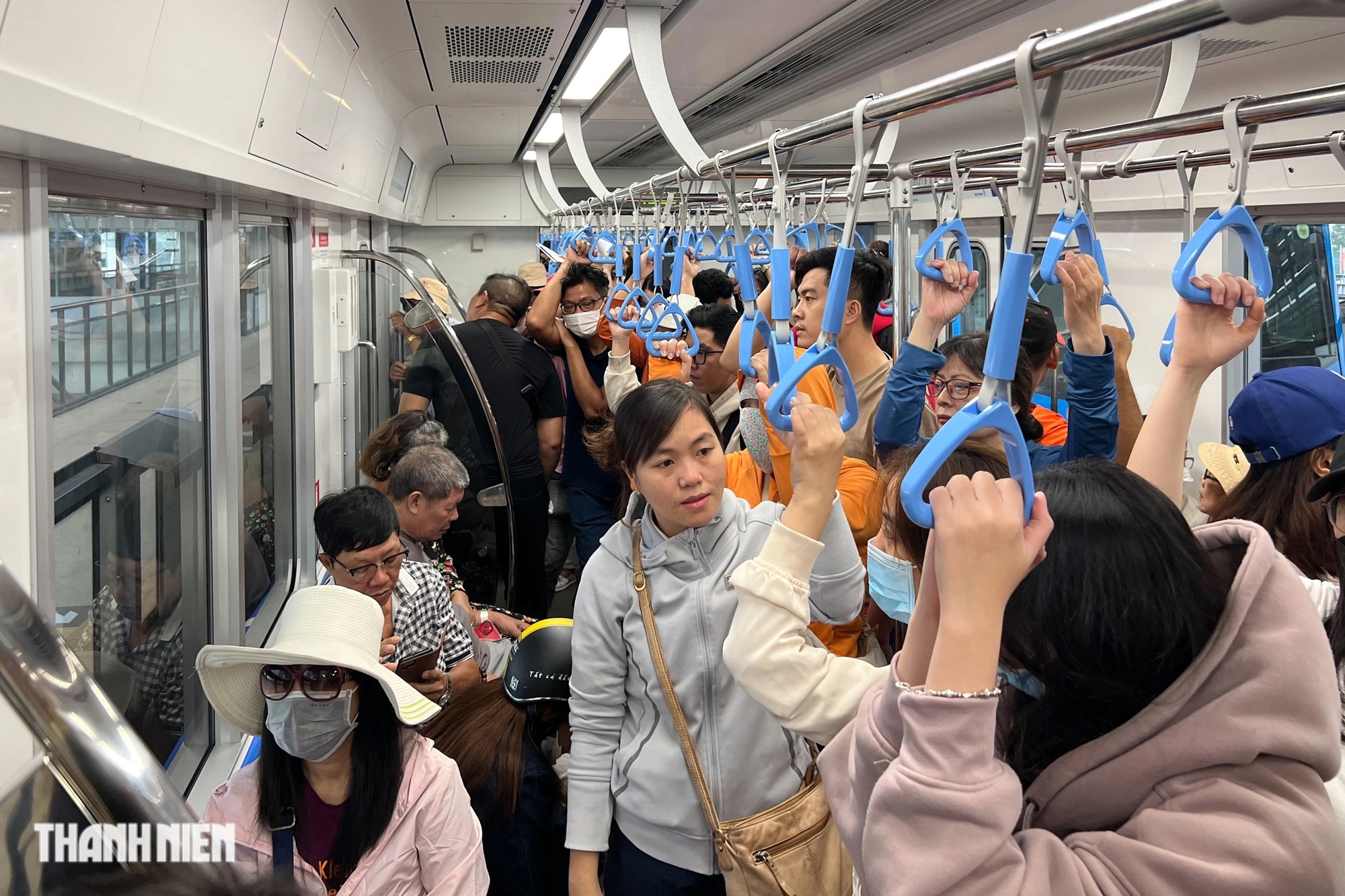 Metro số 1 ở TP.HCM chật kín chỗ trưa thứ hai: 'Muốn trải nghiệm trước khi quyết định'- Ảnh 6.