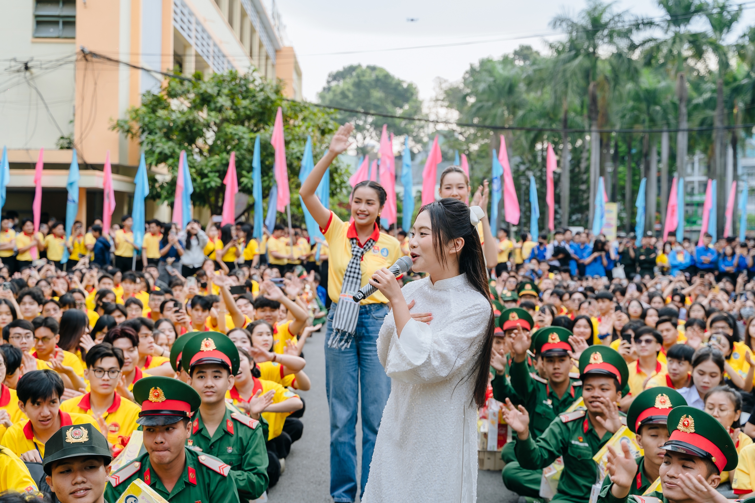 Phương Mỹ Chi năng động khi trở thành sinh viên, làm đại sứ Xuân tình nguyện- Ảnh 2.