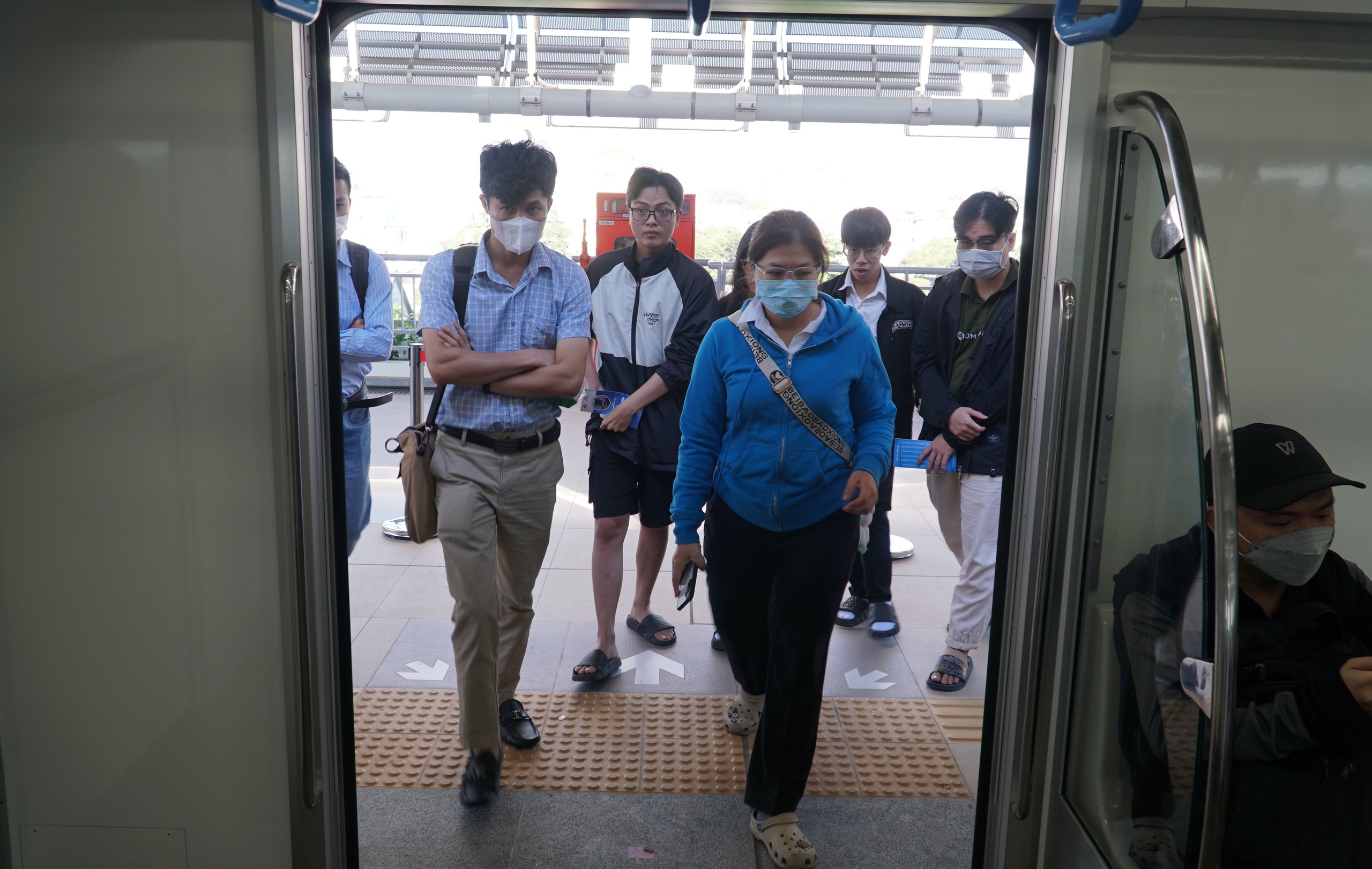 Sáng đầu tuần: Ngày đi làm, đi học đầu tiên bằng metro của người dân TP.HCM- Ảnh 1.