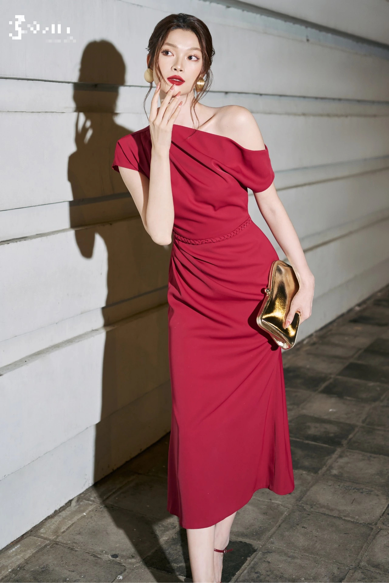 5 klasických dlouhých šatů na Vánoce a zvláštní příležitosti - Foto 11. 5 chiếc váy dài cổ điển dành cho Giáng sinh và dịp đặc biệt- Ảnh 11.