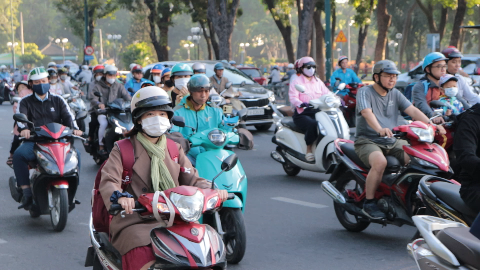 Trời trở lạnh ngày đầu tuần tại TP.HCM, người dân ngạc nhiên vì phải khoác áo ấm- Ảnh 2.