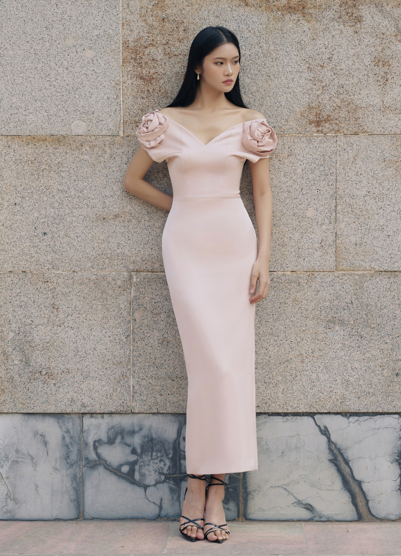 5 klasických dlouhých šatů na Vánoce a zvláštní příležitosti - Foto 9. 5 chiếc váy dài cổ điển dành cho Giáng sinh và dịp đặc biệt- Ảnh 9.