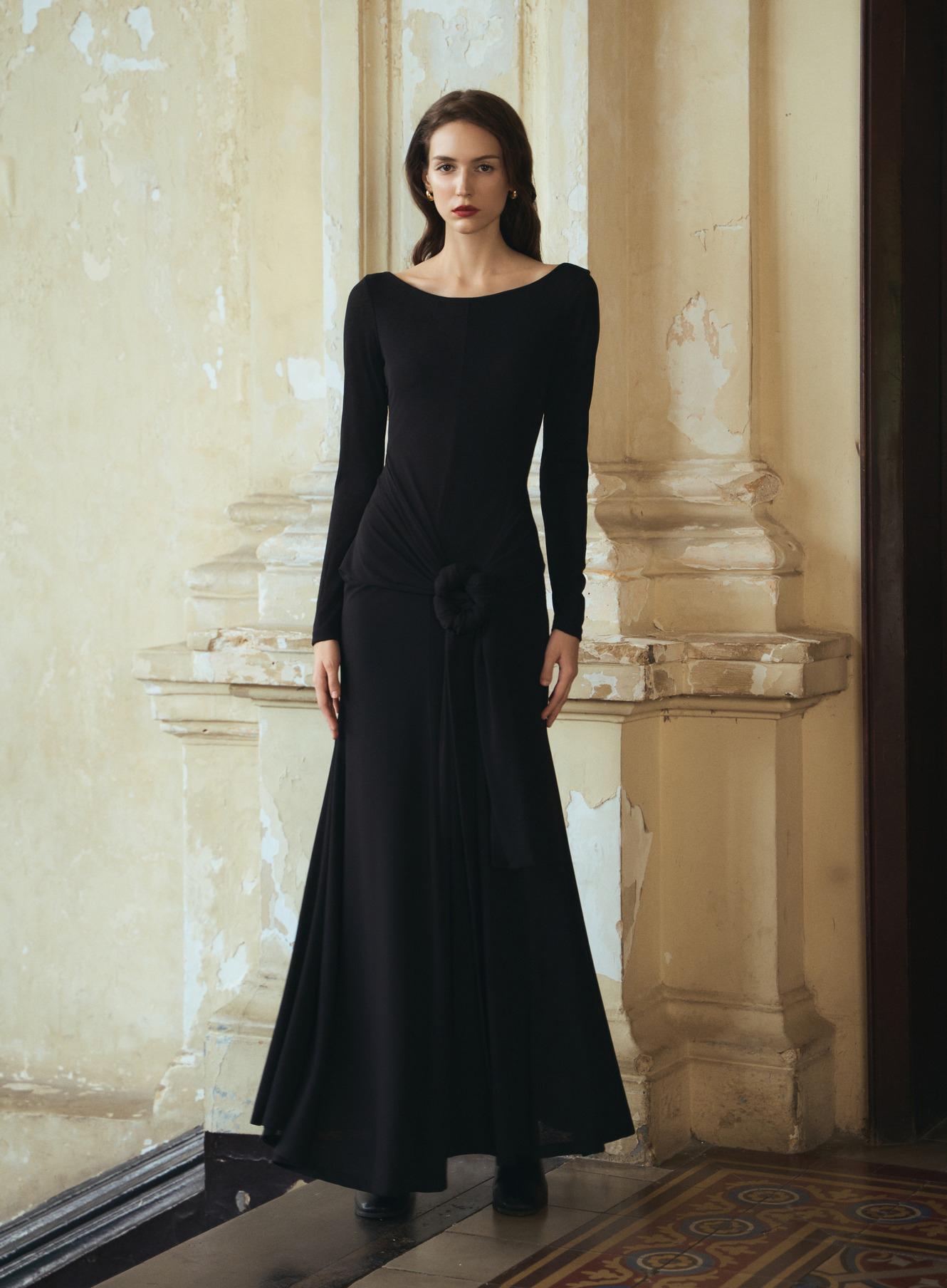 5 klasických dlouhých šatů na Vánoce a zvláštní příležitosti - Foto 10. 5 chiếc váy dài cổ điển dành cho Giáng sinh và dịp đặc biệt- Ảnh 10.