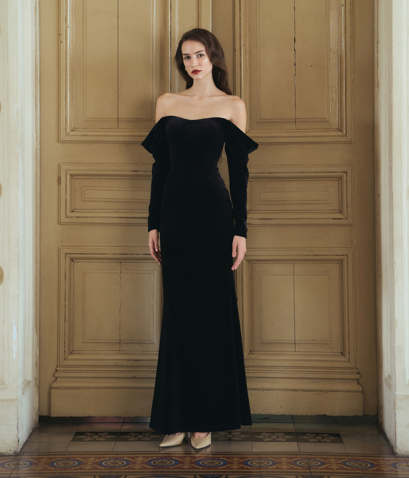 5 klasických dlouhých šatů na Vánoce a zvláštní příležitosti - Foto 8. 5 chiếc váy dài cổ điển dành cho Giáng sinh và dịp đặc biệt- Ảnh 8.