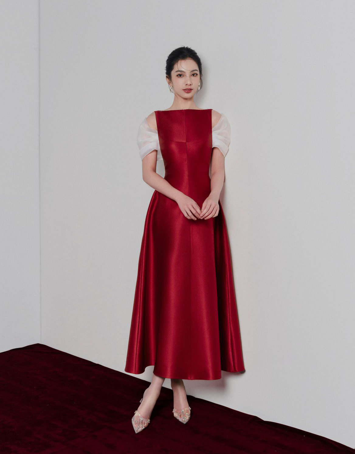 5 klasických dlouhých šatů na Vánoce a zvláštní příležitosti - Foto 1. 5 chiếc váy dài cổ điển dành cho Giáng sinh và dịp đặc biệt- Ảnh 1.