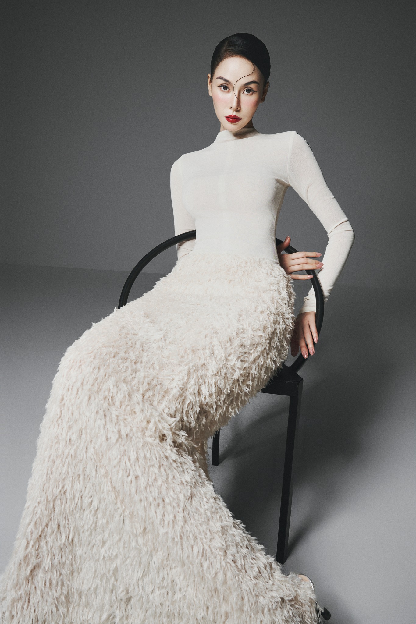 5 klasických dlouhých šatů na Vánoce a zvláštní příležitosti - Foto 6. 5 chiếc váy dài cổ điển dành cho Giáng sinh và dịp đặc biệt- Ảnh 6.