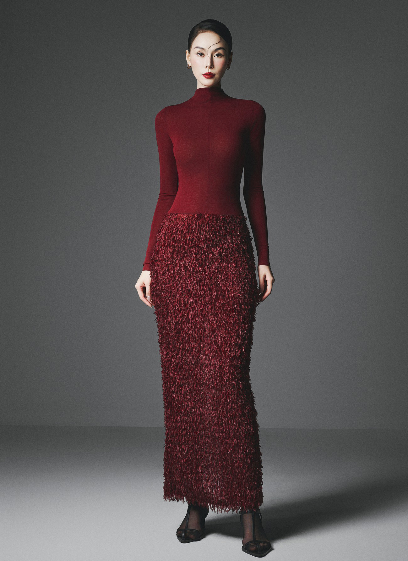 5 klasických dlouhých šatů na Vánoce a zvláštní příležitosti - Foto 4. 5 chiếc váy dài cổ điển dành cho Giáng sinh và dịp đặc biệt- Ảnh 4.