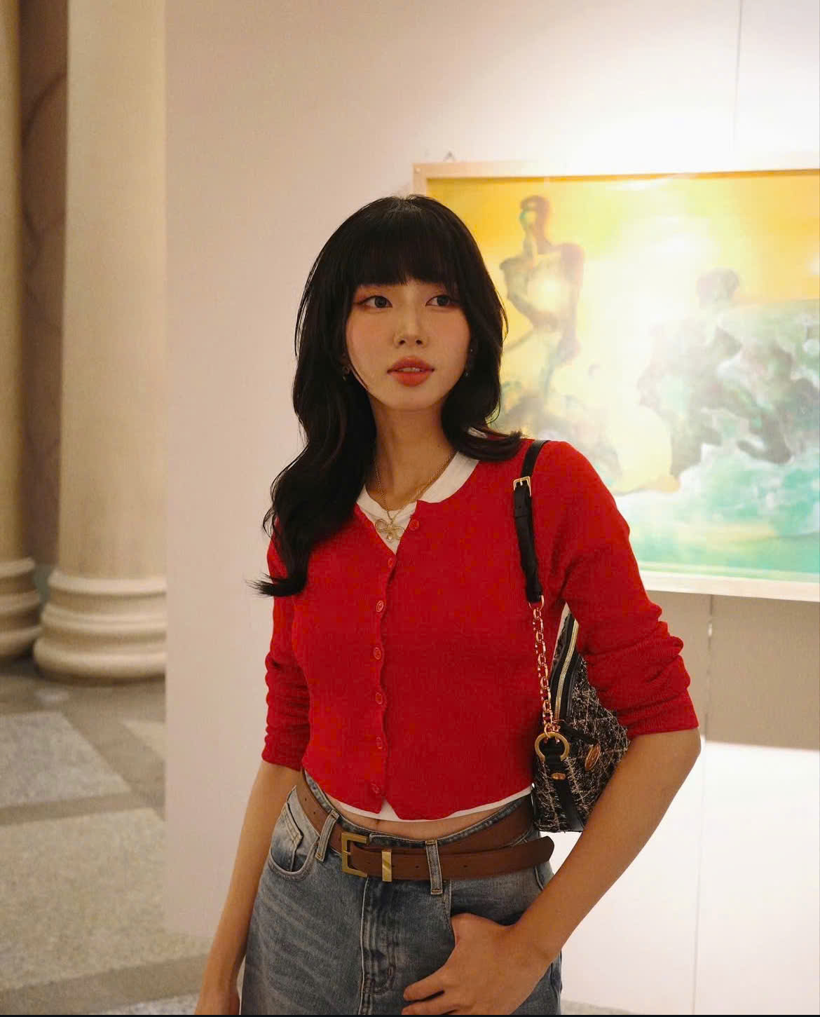 Lindo Natal vermelho com vestidos e acessórios delicados - Foto 3. Sắc đỏ đón Giáng sinh đẹp xuất sắc với váy áo và phụ kiện tinh tế- Ảnh 3.