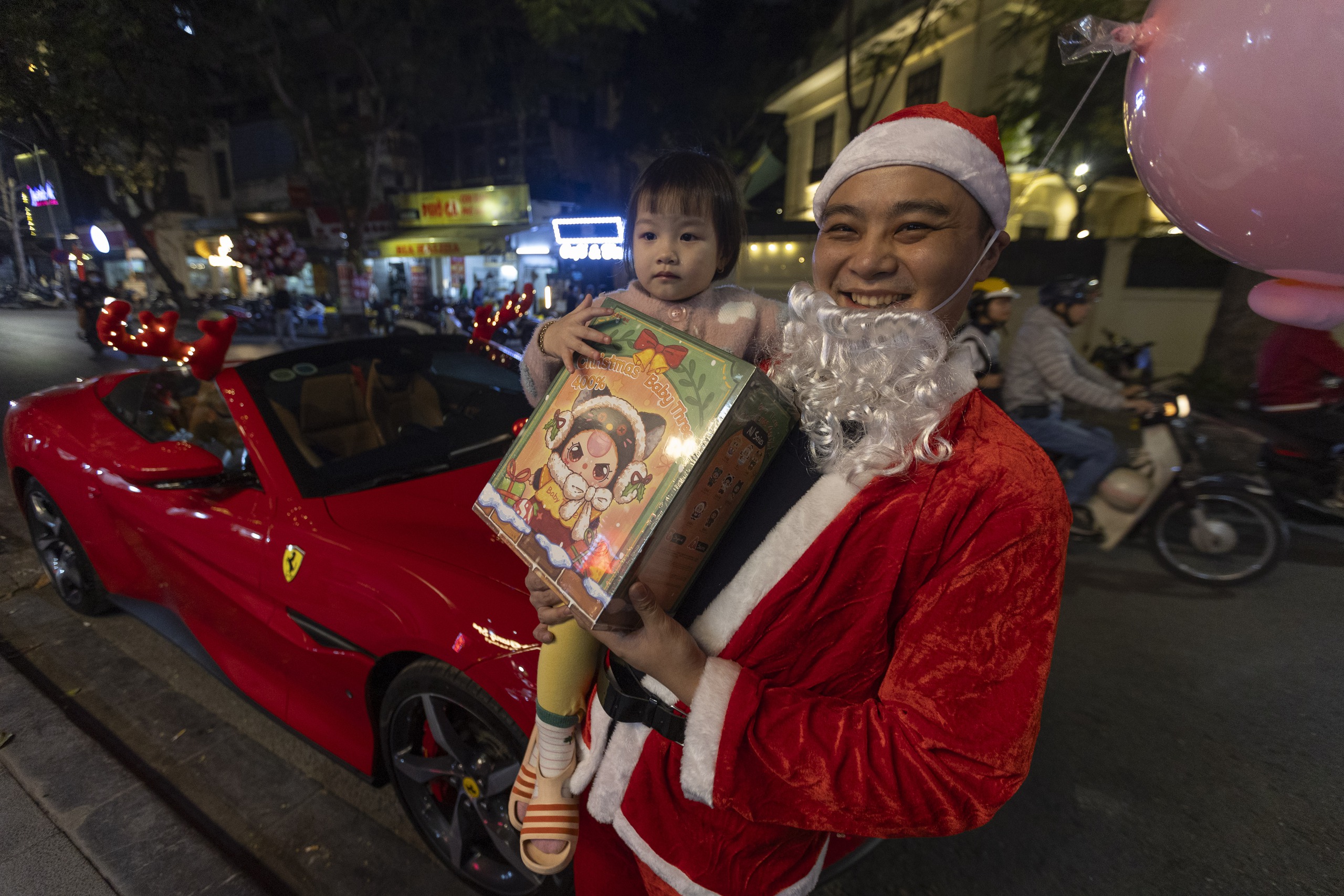 Hà Nội: 'Biển người' đổ về nhà thờ đêm Noel- Ảnh 18.