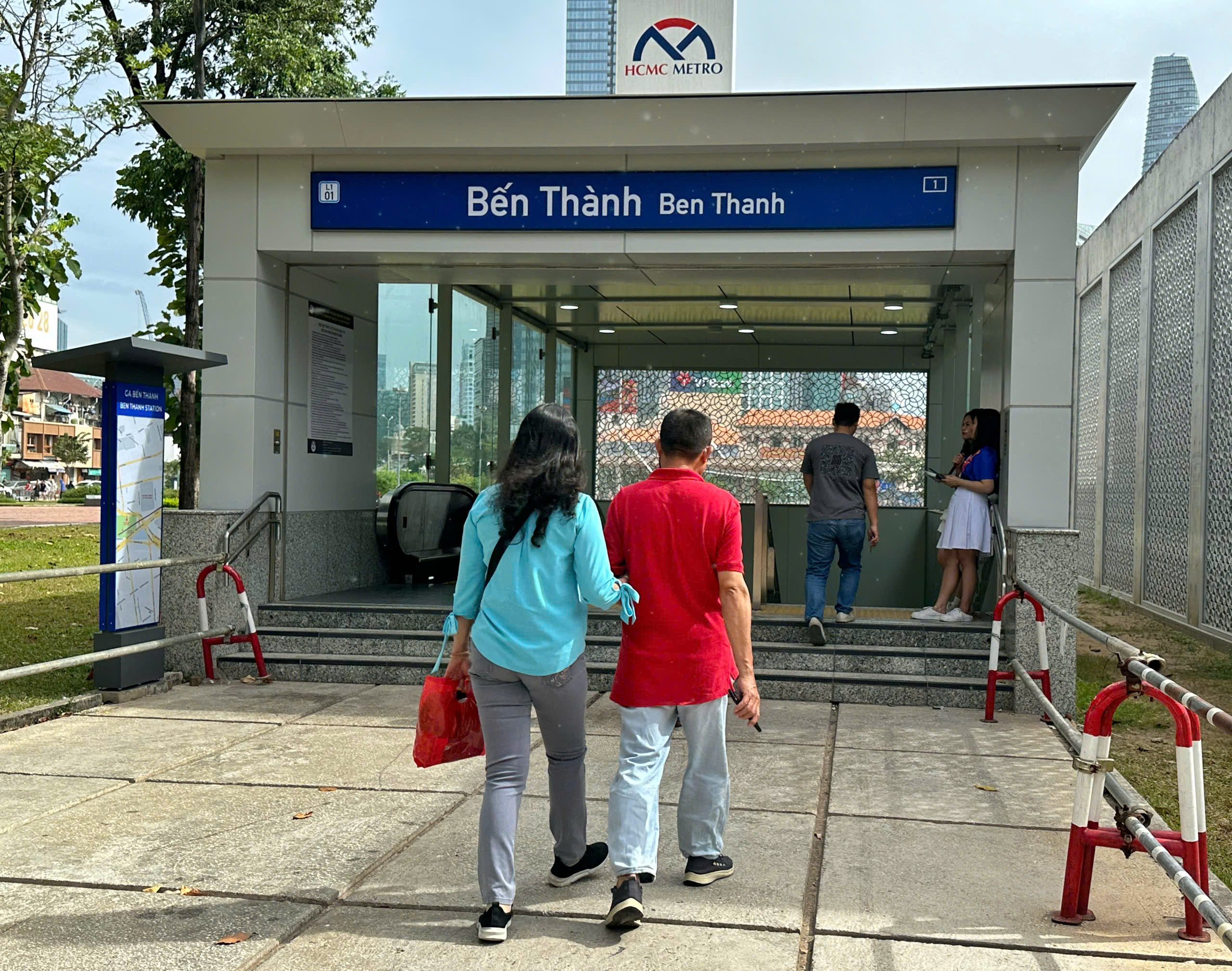 Tôi mang vali lên metro đến Bến xe Miền Đông mới 'thử'… về quê ăn tết- Ảnh 2.