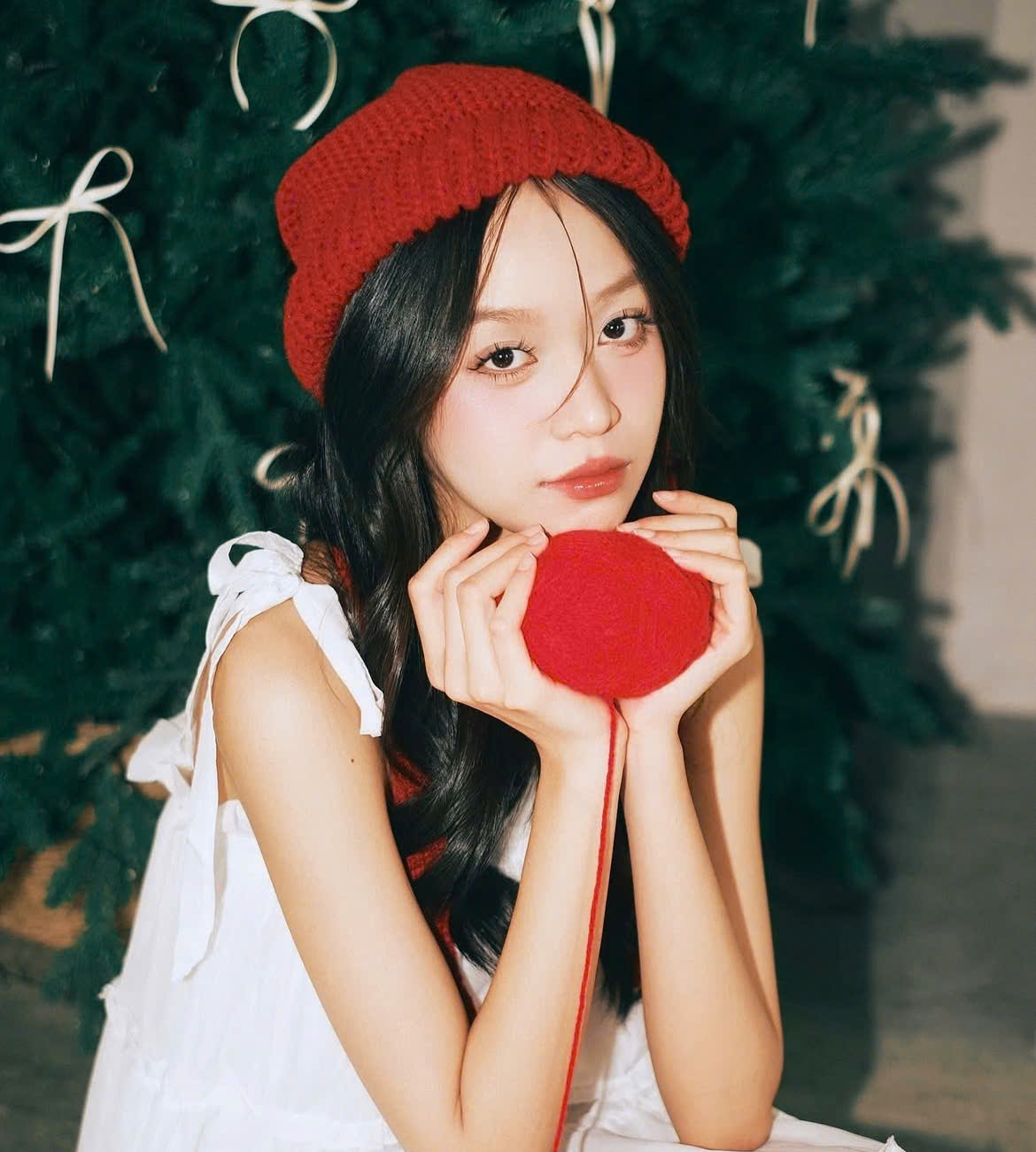 Lindo Natal vermelho com vestidos e acessórios delicados - Foto 8. Sắc đỏ đón Giáng sinh đẹp xuất sắc với váy áo và phụ kiện tinh tế- Ảnh 8.