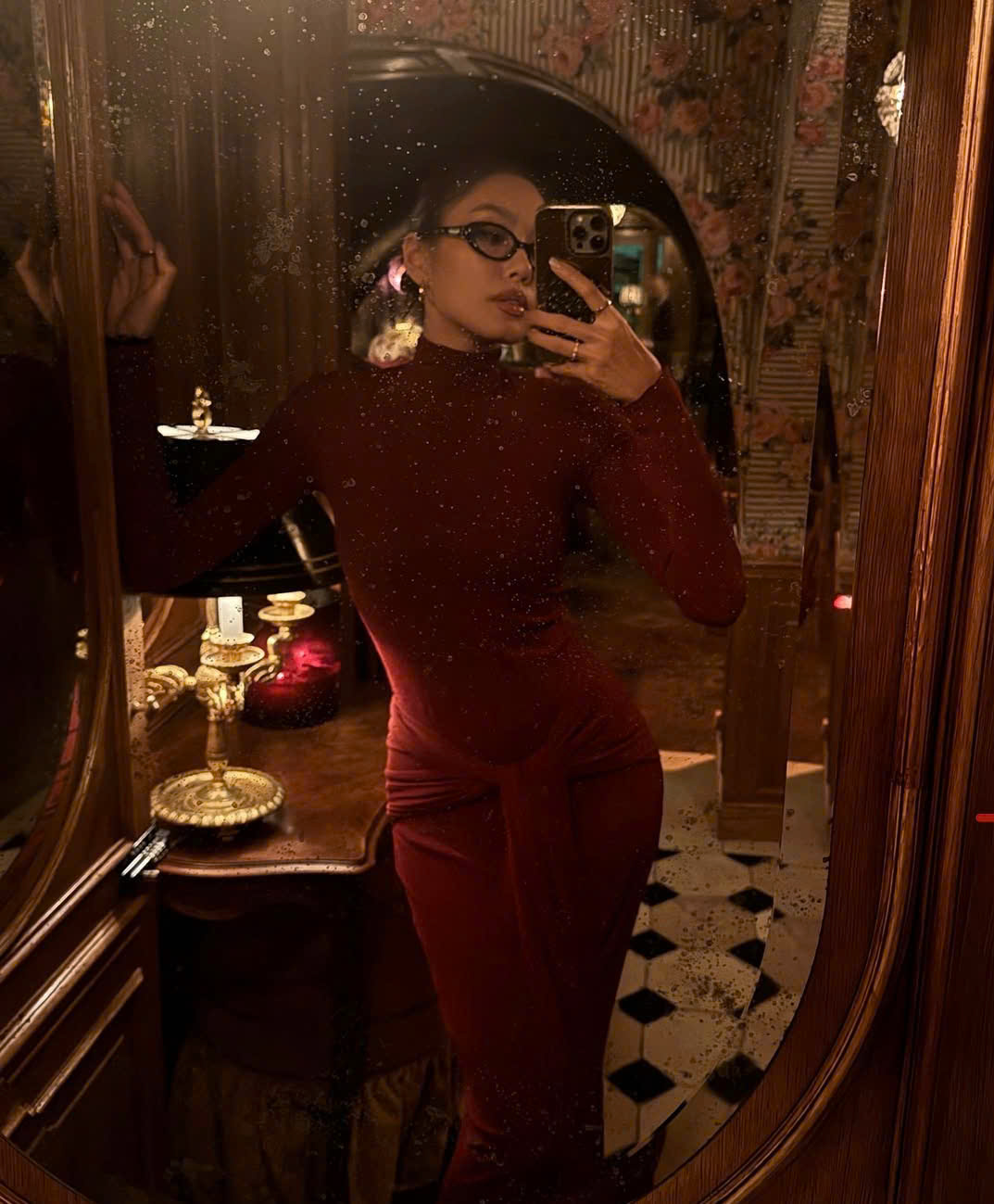 Lindo Natal vermelho com vestidos e acessórios delicados - Foto 4. Sắc đỏ đón Giáng sinh đẹp xuất sắc với váy áo và phụ kiện tinh tế- Ảnh 4.