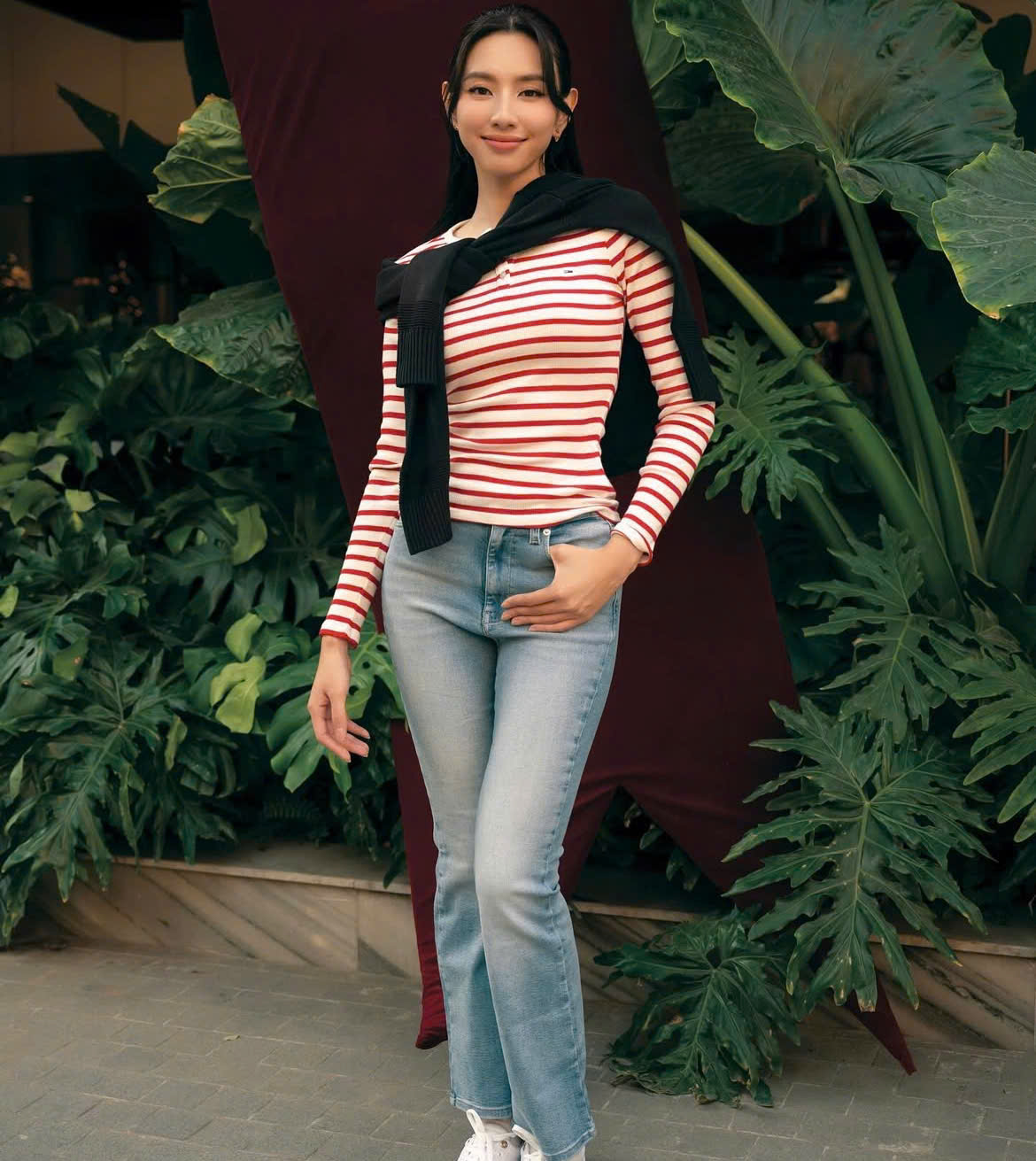 Lindo Natal vermelho com vestidos e acessórios delicados - Foto 1. Sắc đỏ đón Giáng sinh đẹp xuất sắc với váy áo và phụ kiện tinh tế- Ảnh 1.