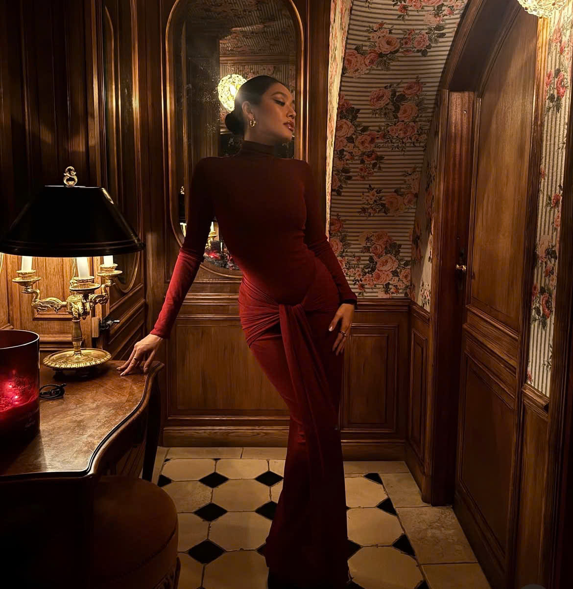 Lindo Natal vermelho com vestidos e acessórios delicados - Foto 5. Sắc đỏ đón Giáng sinh đẹp xuất sắc với váy áo và phụ kiện tinh tế- Ảnh 5.