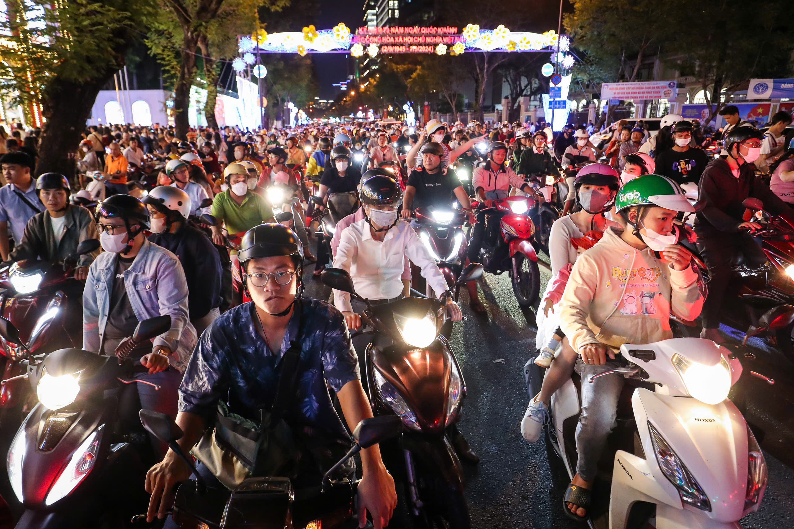 Người dân đổ về trung tâm TP HCM mừng Giáng sinh: Nhiều tuyến đường bị phong tỏa - ảnh 3