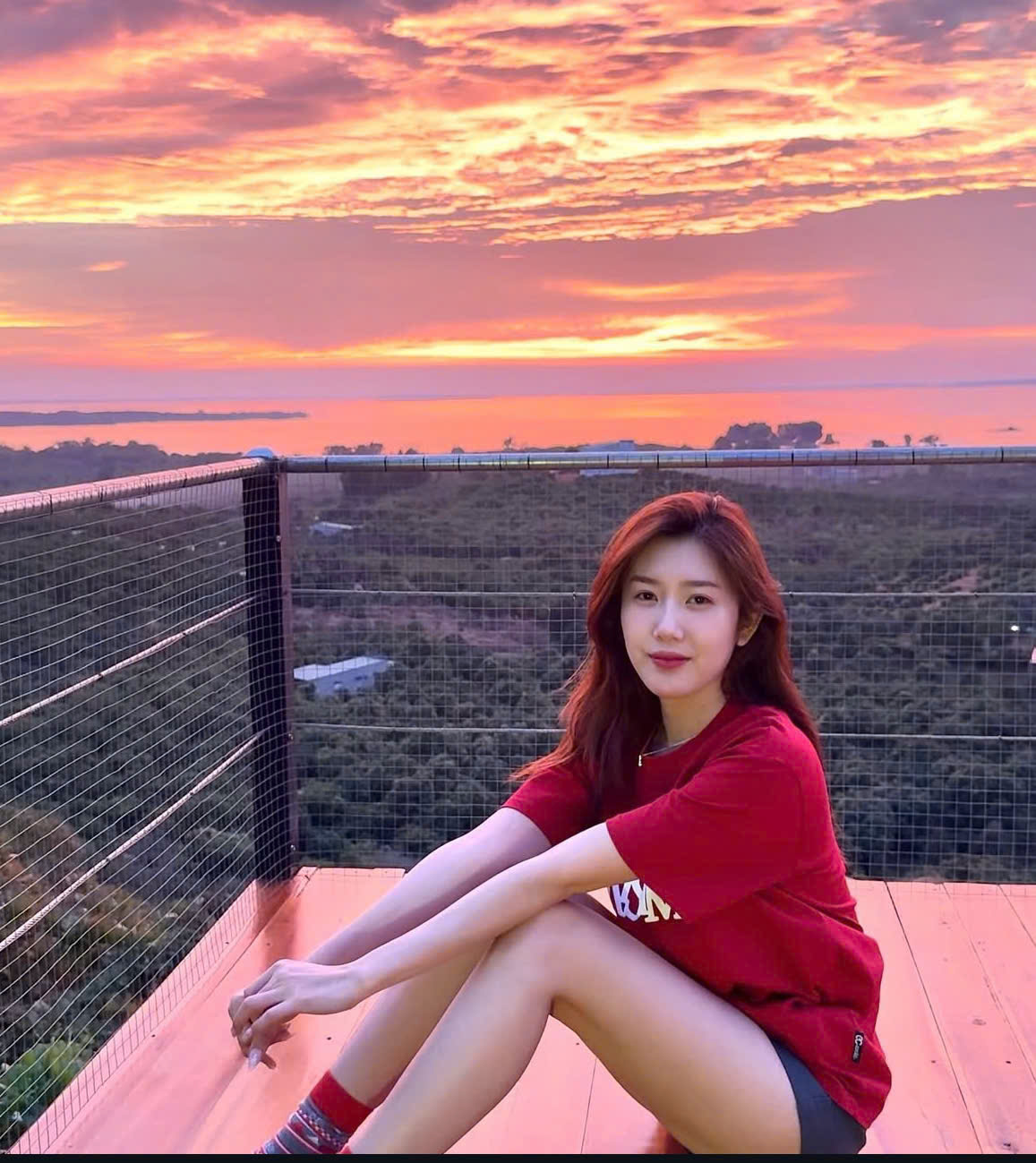 Lindo Natal vermelho com vestidos e acessórios delicados - Foto 9. Sắc đỏ đón Giáng sinh đẹp xuất sắc với váy áo và phụ kiện tinh tế- Ảnh 9.