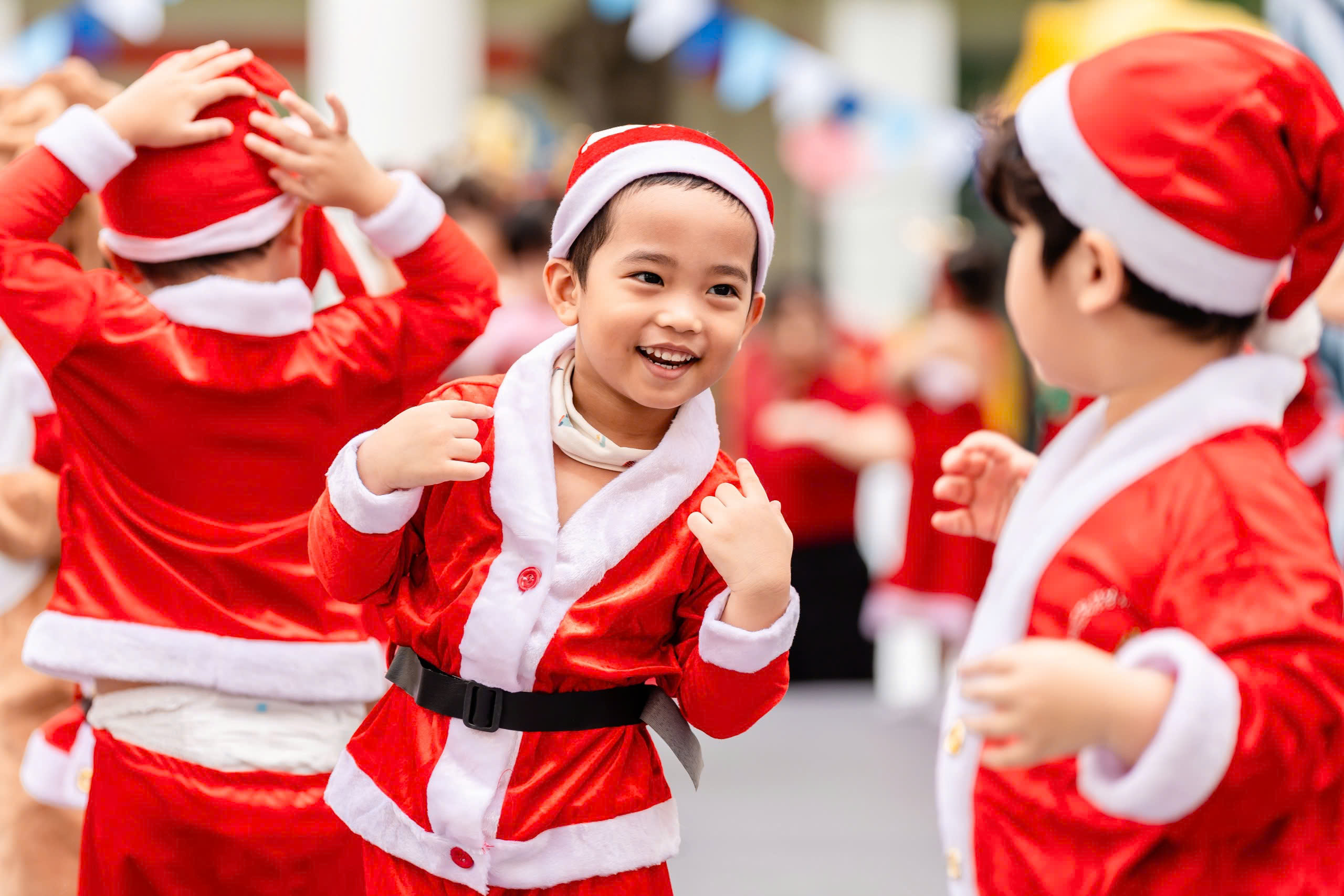 Tan chảy khoảnh khắc 'nghệ sĩ nhí' Royal School tỏa sáng trên sân khấu nhạc kịch đón Giáng sinh- Ảnh 1.