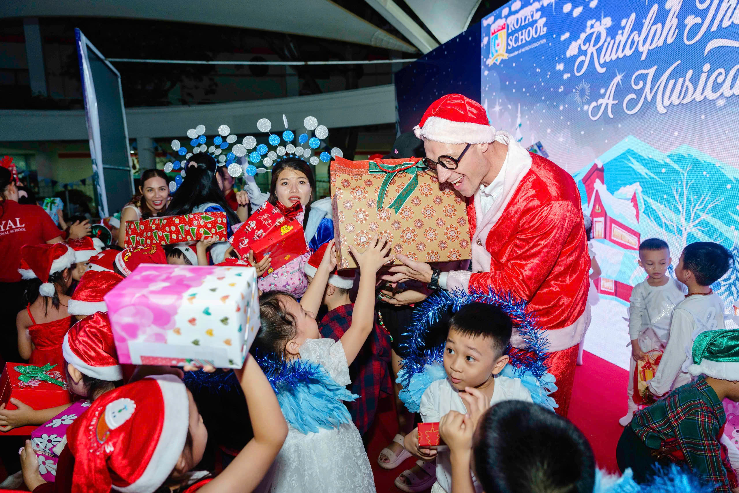 Tan chảy khoảnh khắc 'nghệ sĩ nhí' Royal School tỏa sáng trên sân khấu nhạc kịch đón Giáng sinh- Ảnh 2.