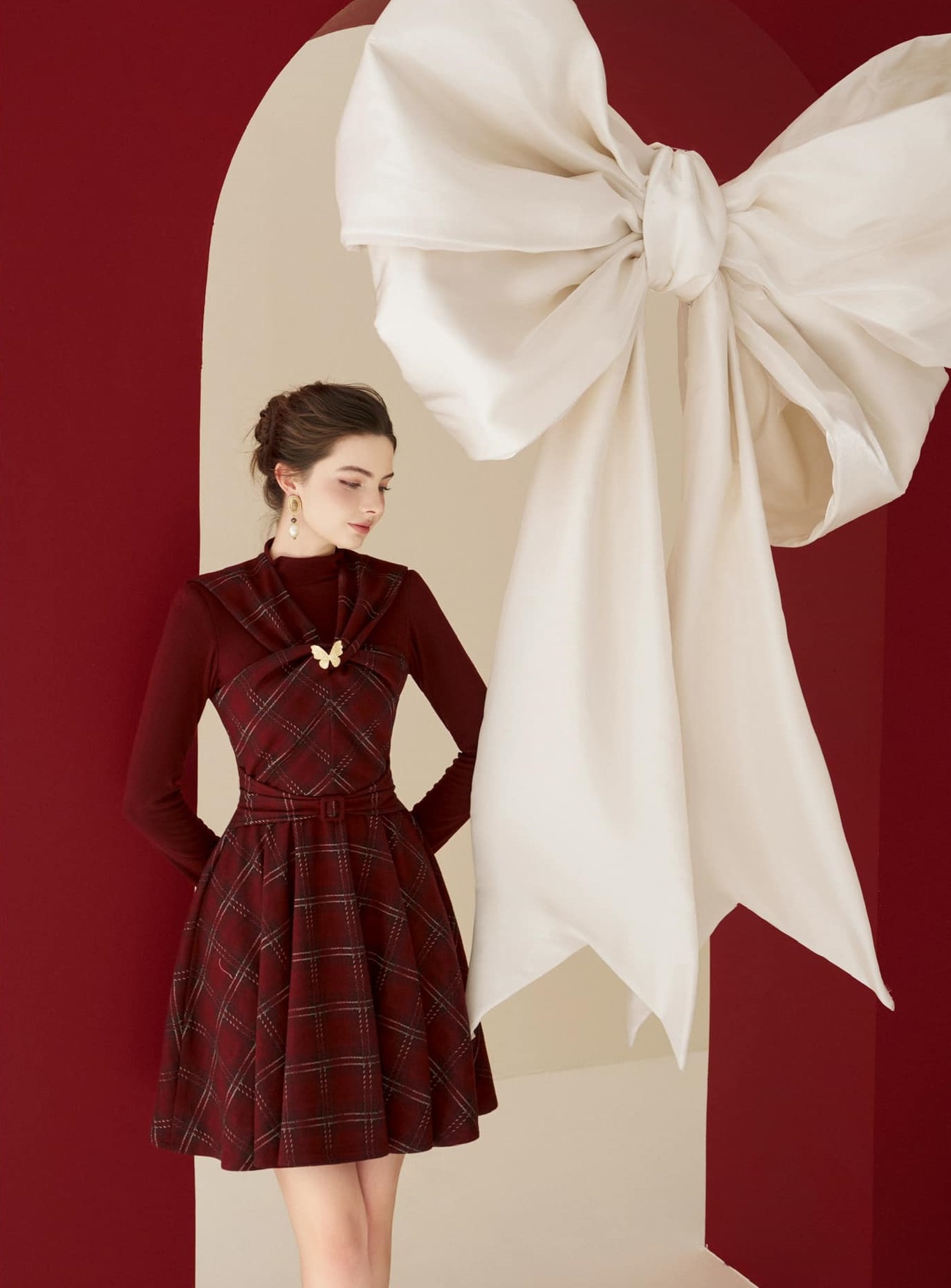 Giáng sinh về, nàng đã sẵn sàng để tỏa sáng với sắc đỏ quyến rũ?- Ảnh 4. Giáng sinh về, nàng đã sẵn sàng để tỏa sáng với sắc đỏ quyến rũ?- Ảnh 4.