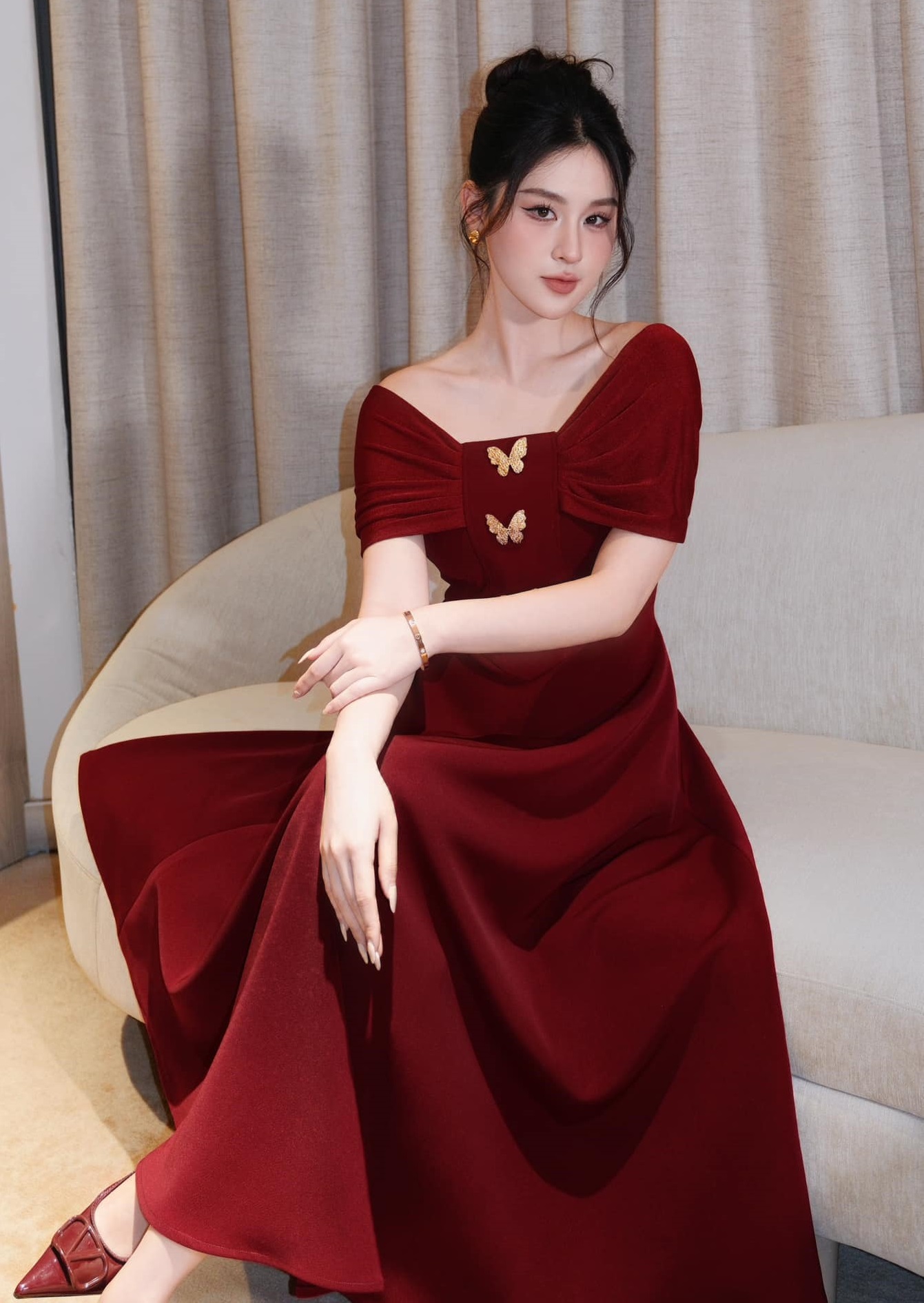 Giáng sinh về, nàng đã sẵn sàng để tỏa sáng với sắc đỏ quyến rũ?- Ảnh 5. Giáng sinh về, nàng đã sẵn sàng để tỏa sáng với sắc đỏ quyến rũ?- Ảnh 5.