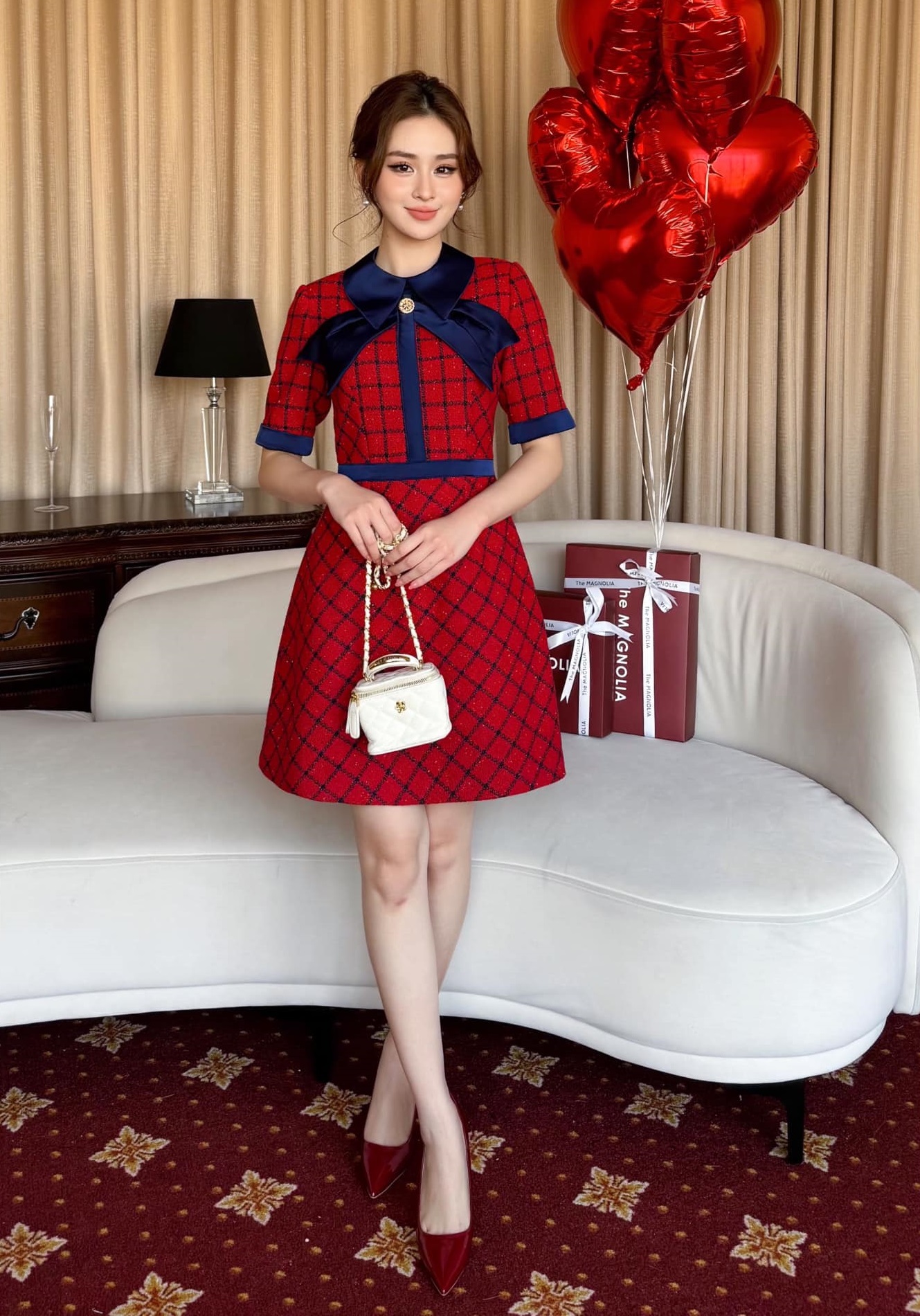 Giáng sinh về, nàng đã sẵn sàng để tỏa sáng với sắc đỏ quyến rũ?- Ảnh 6. Giáng sinh về, nàng đã sẵn sàng để tỏa sáng với sắc đỏ quyến rũ?- Ảnh 6.