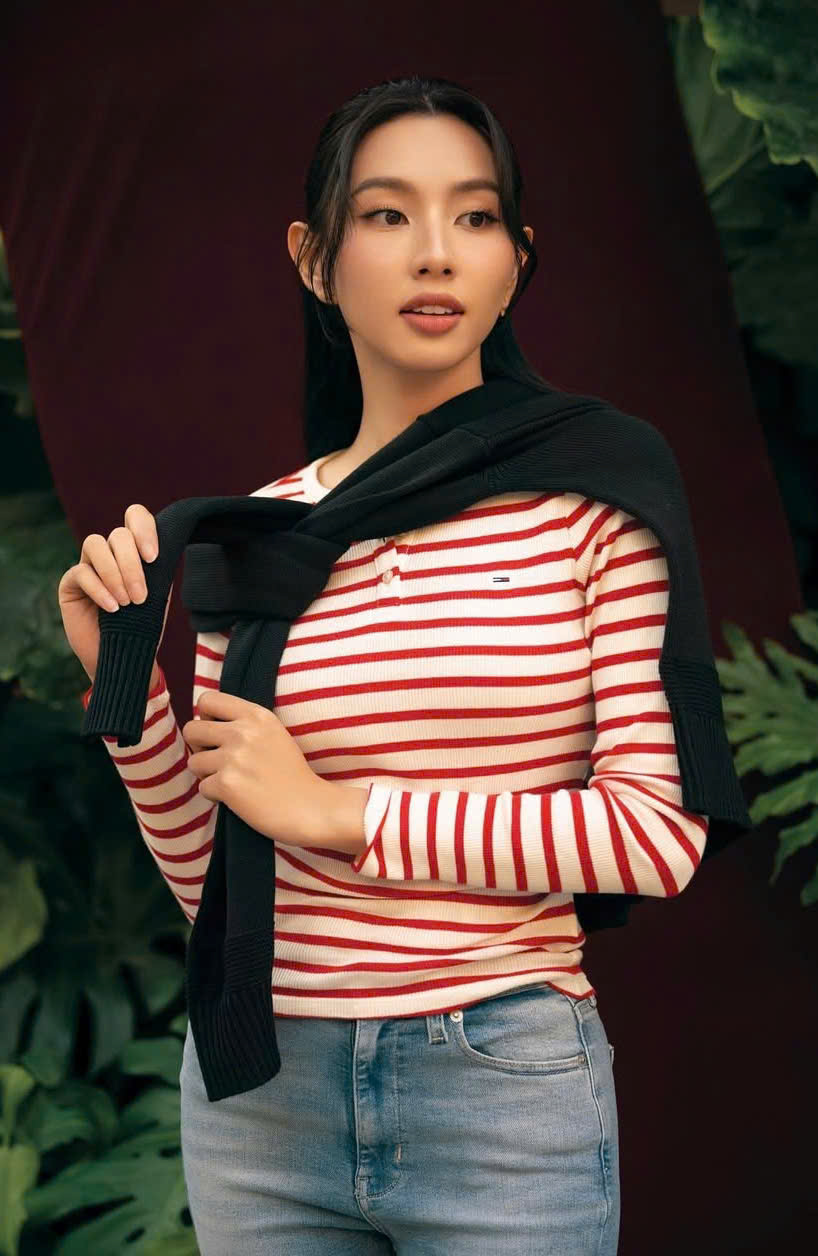 Lindo Natal vermelho com vestidos e acessórios delicados - Foto 2. Sắc đỏ đón Giáng sinh đẹp xuất sắc với váy áo và phụ kiện tinh tế- Ảnh 2.