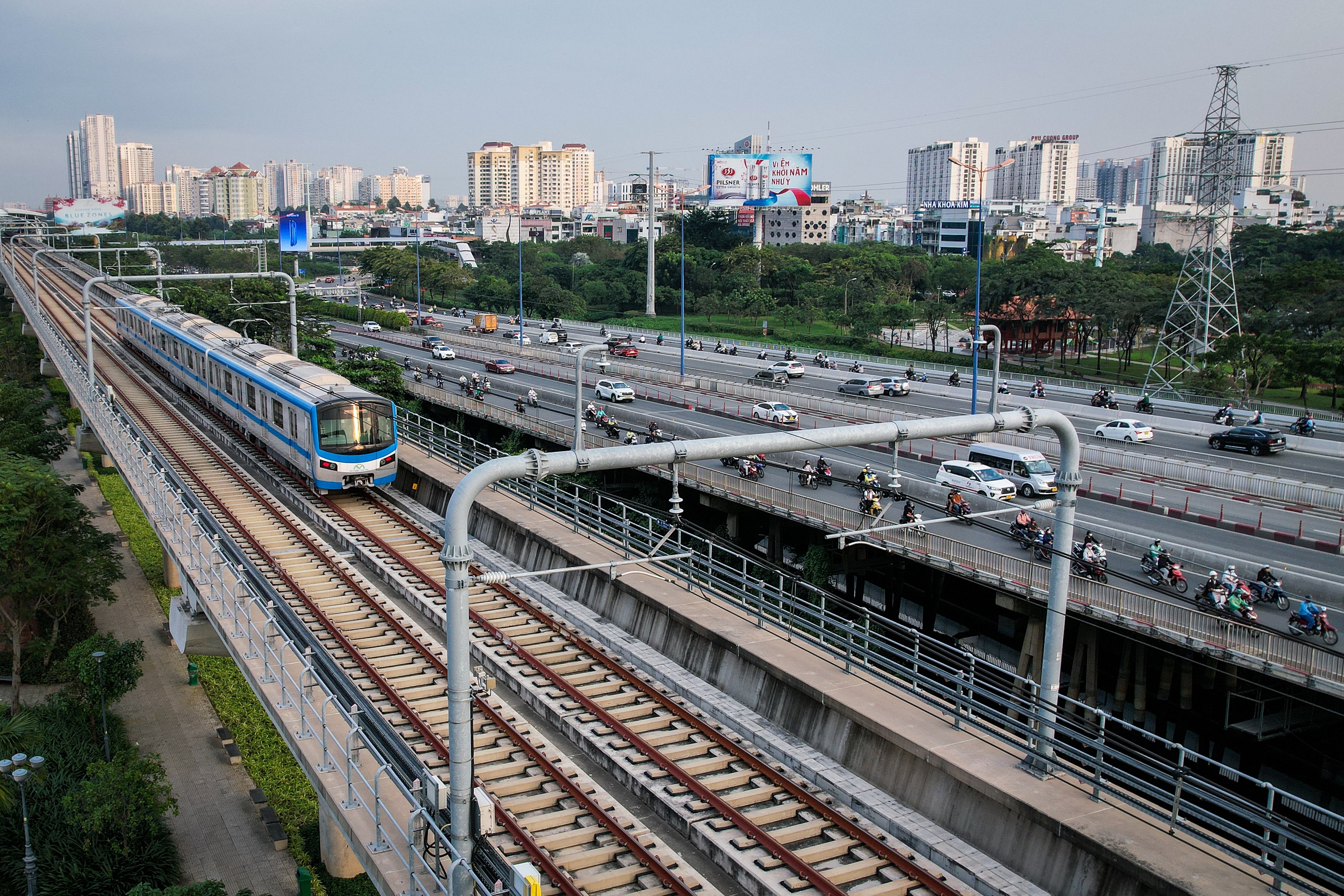 Giao thông ở tuyến đường dọc metro số 1 ra sao vào giờ cao điểm?- Ảnh 1.