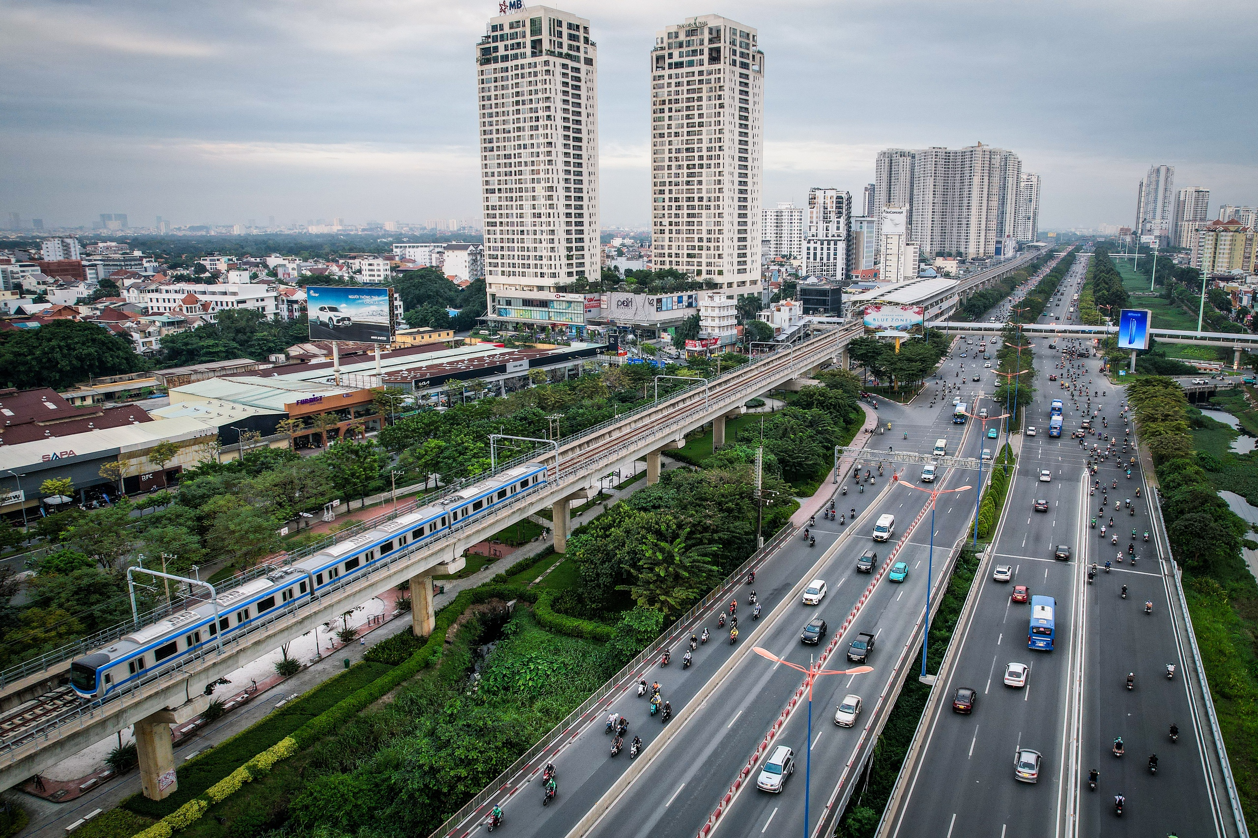 Giao thông ở tuyến đường dọc metro số 1 ra sao vào giờ cao điểm?- Ảnh 2.