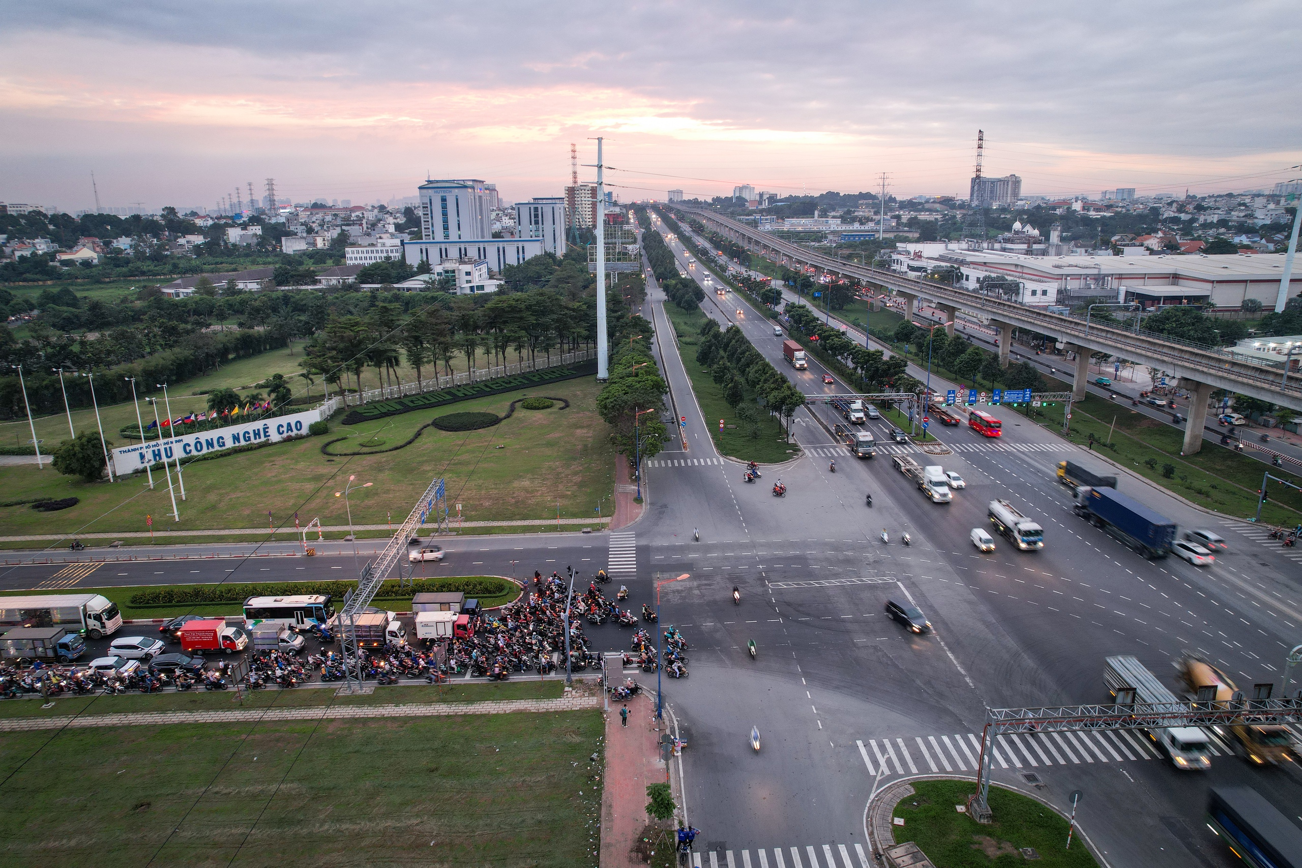 Giao thông ở tuyến đường dọc metro số 1 ra sao vào giờ cao điểm?- Ảnh 5.