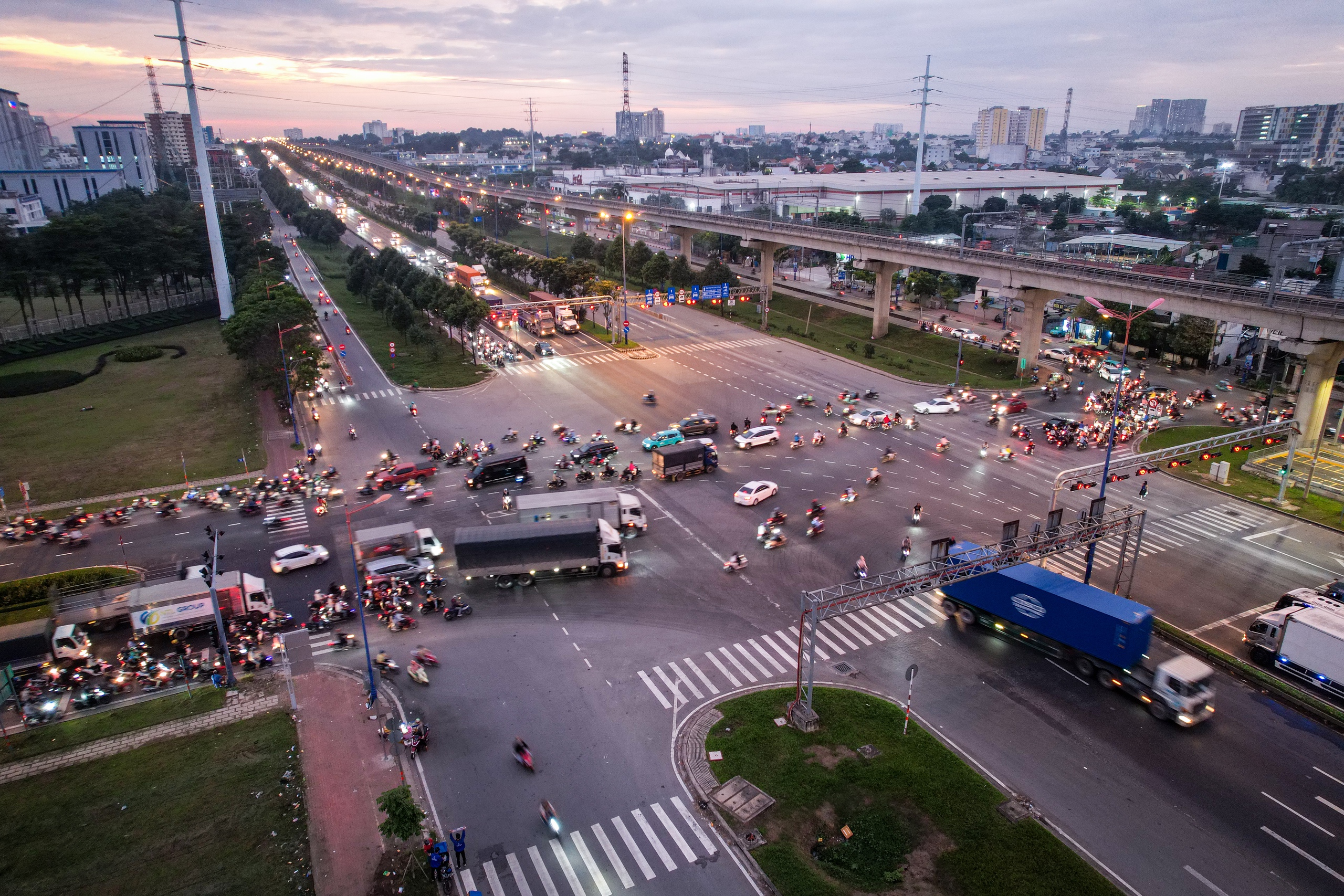 Giao thông ở tuyến đường dọc metro số 1 ra sao vào giờ cao điểm?- Ảnh 6.