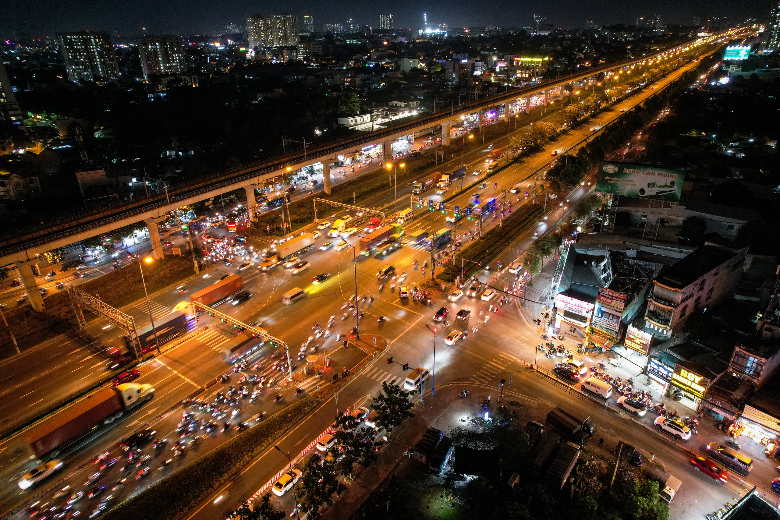 Giao thông ở tuyến đường dọc metro số 1 ra sao vào giờ cao điểm?- Ảnh 7.