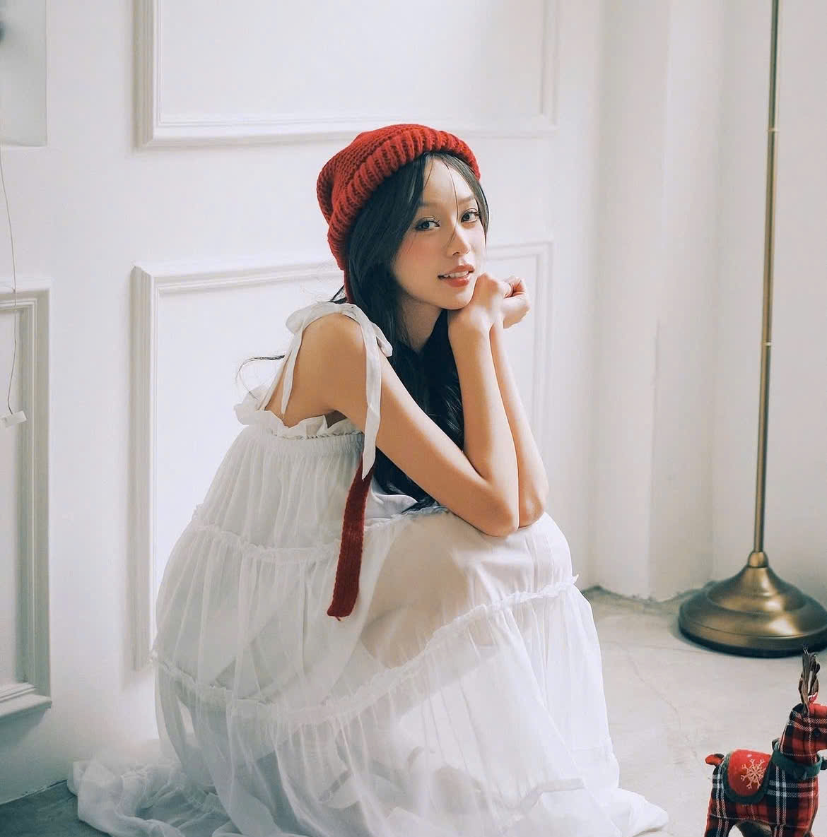 Lindo Natal vermelho com vestidos e acessórios delicados - Foto 7. Sắc đỏ đón Giáng sinh đẹp xuất sắc với váy áo và phụ kiện tinh tế- Ảnh 7.