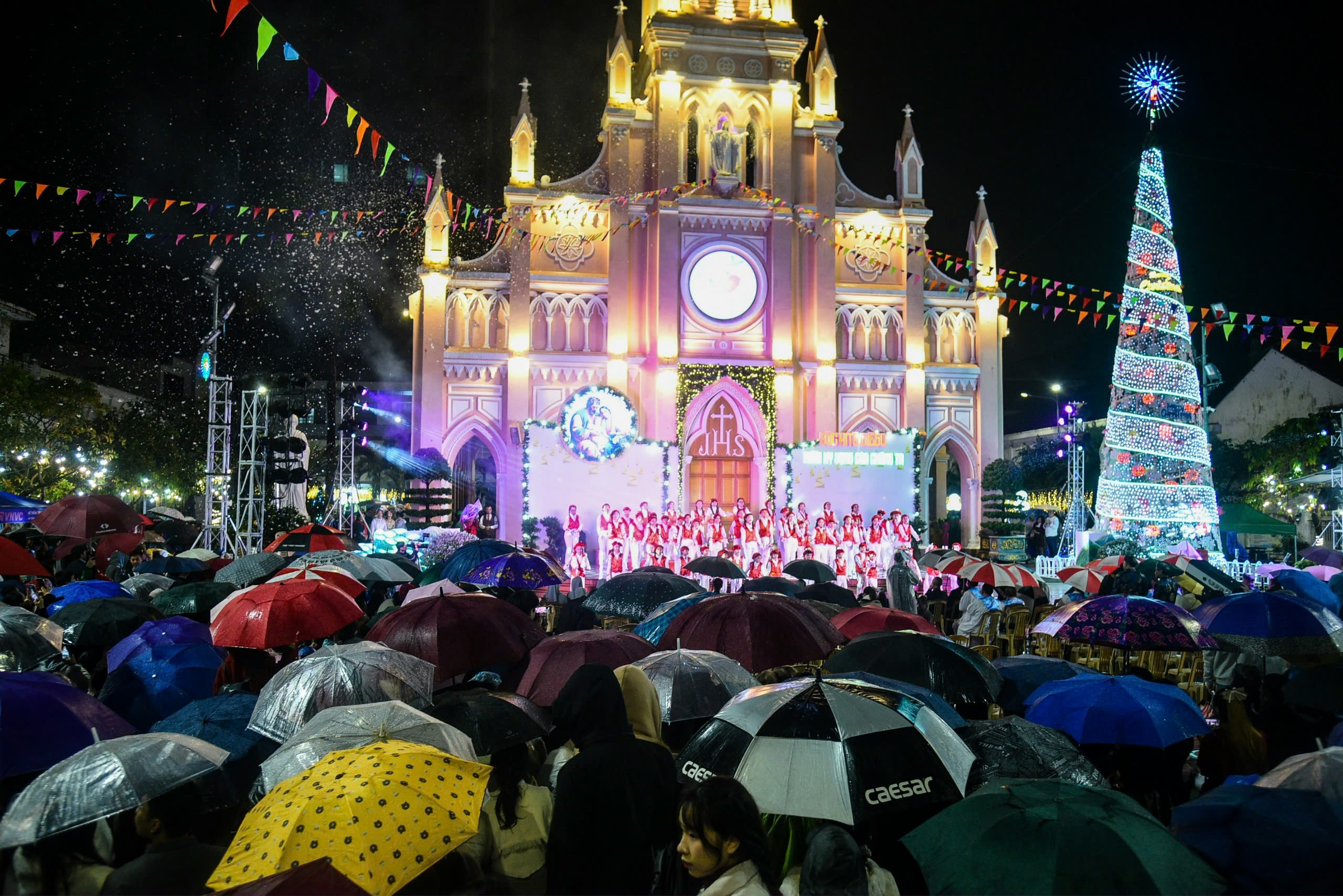 Đội mưa đón Giáng sinh ở nhà thờ Con Gà: 'Noel phải có đủ mưa và lạnh'- Ảnh 5.