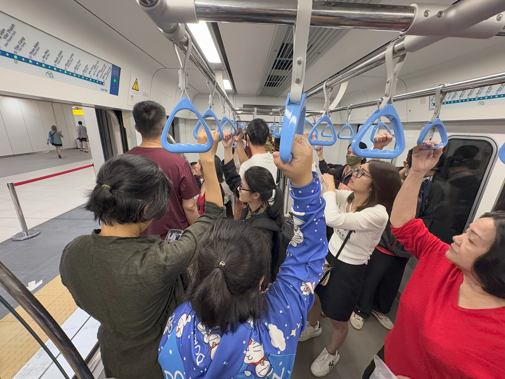 Metro số 1 giờ cao điểm: Nhà ga thông thoáng, tàu vẫn kín người- Ảnh 4.