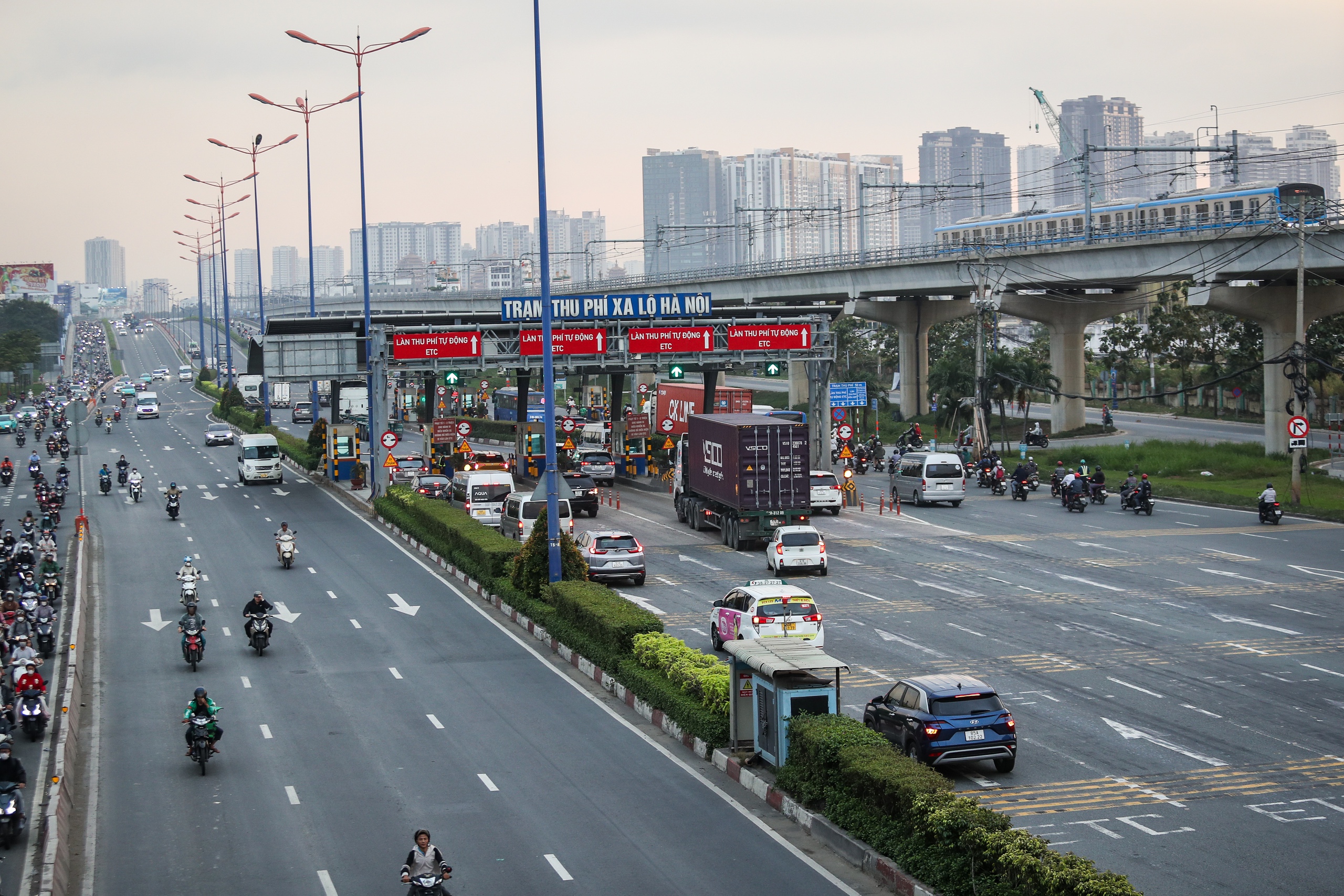 Giao thông ở tuyến đường dọc metro số 1 ra sao vào giờ cao điểm?- Ảnh 4.