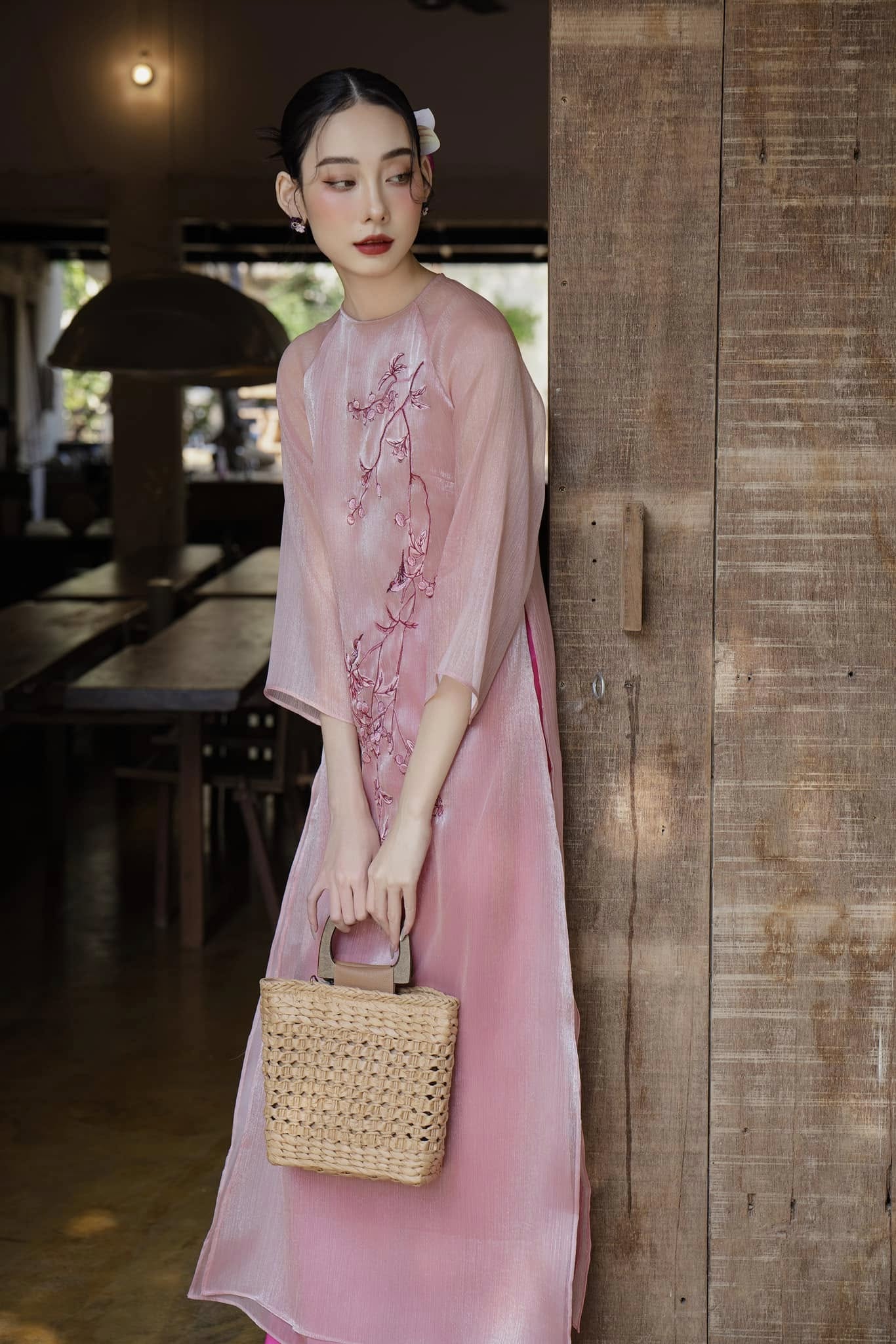 Δαντέλα ao dai, βελούδο ao dai, μεταξωτό ύφασμα ανανεώνουν τα χρώματα του Tet 2025 - Φωτογραφία 2. Áo dài ren, áo dài nhung, vải tơ làm mới sắc màu tết 2025- Ảnh 2.