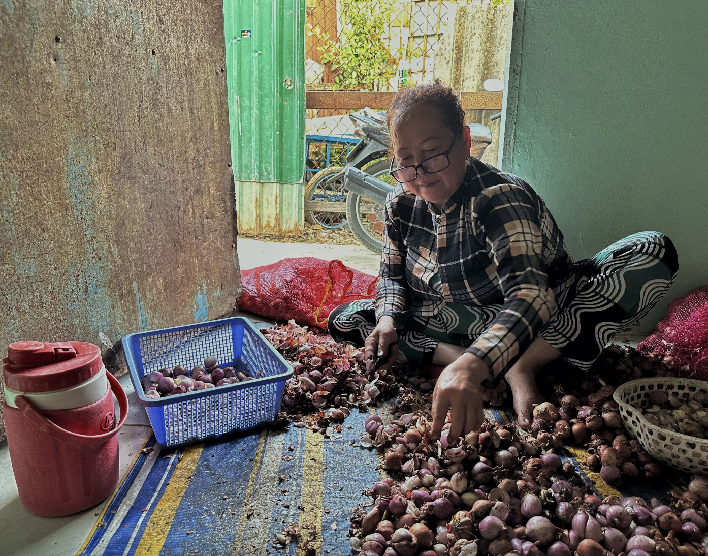 'Xóm hành tỏi' ở TP.HCM với cái 'tết lạ': Cửa đóng then cài kín mít?- Ảnh 8.