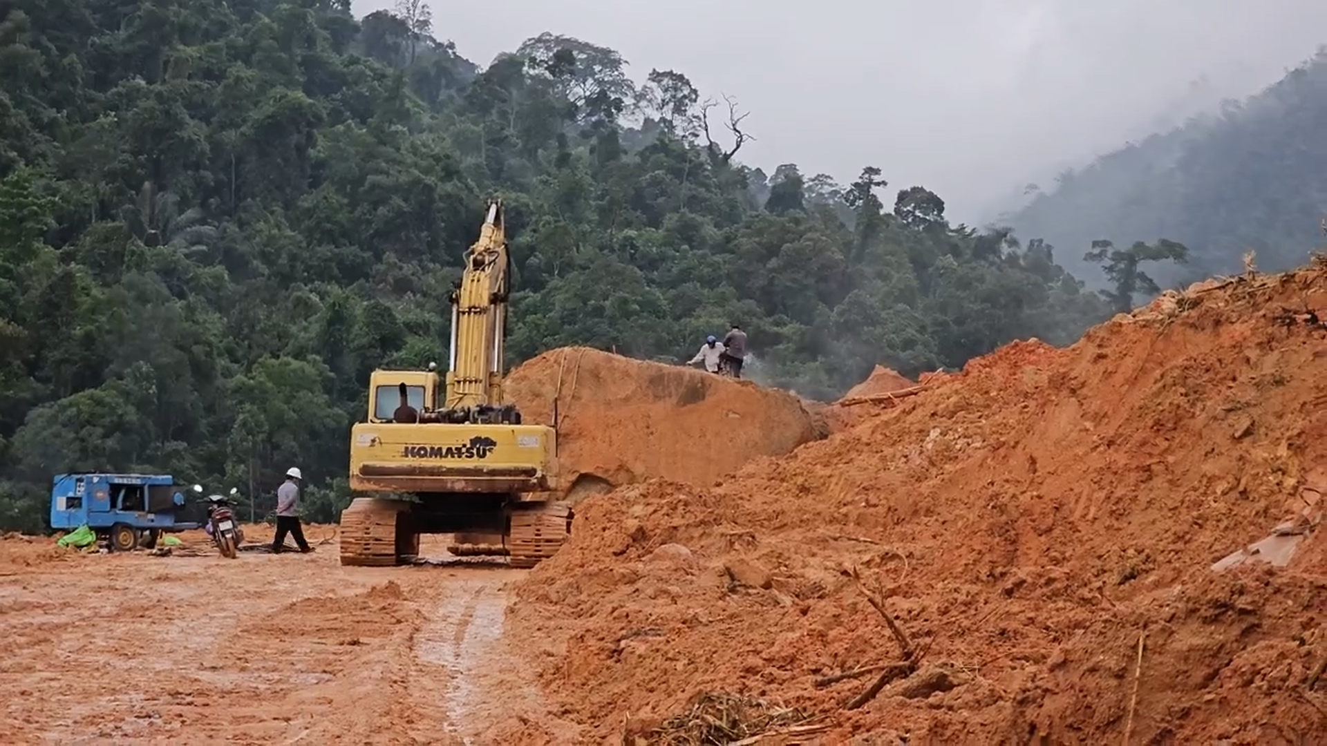 Toàn cảnh vụ sạt lở đèo Khánh Lê, hơn 1 tuần chia cắt giao thông- Ảnh 1.