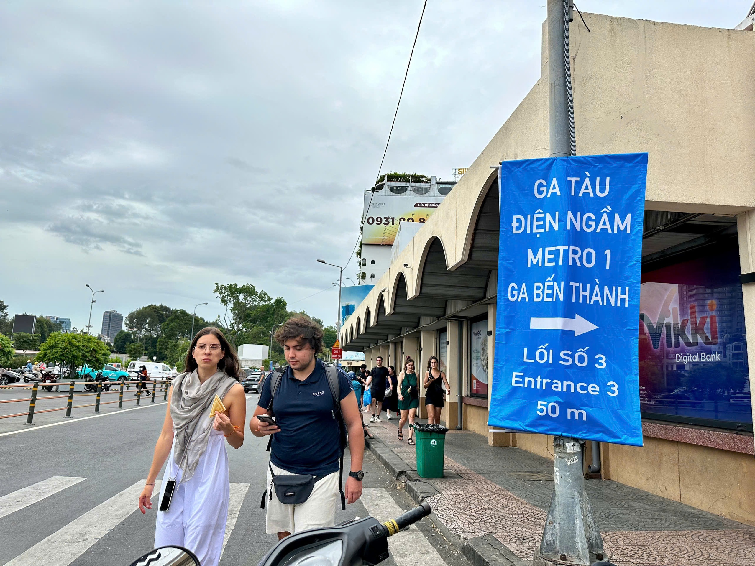 Đi metro về chợ Bến Thành sắm đồ tết- Ảnh 11.