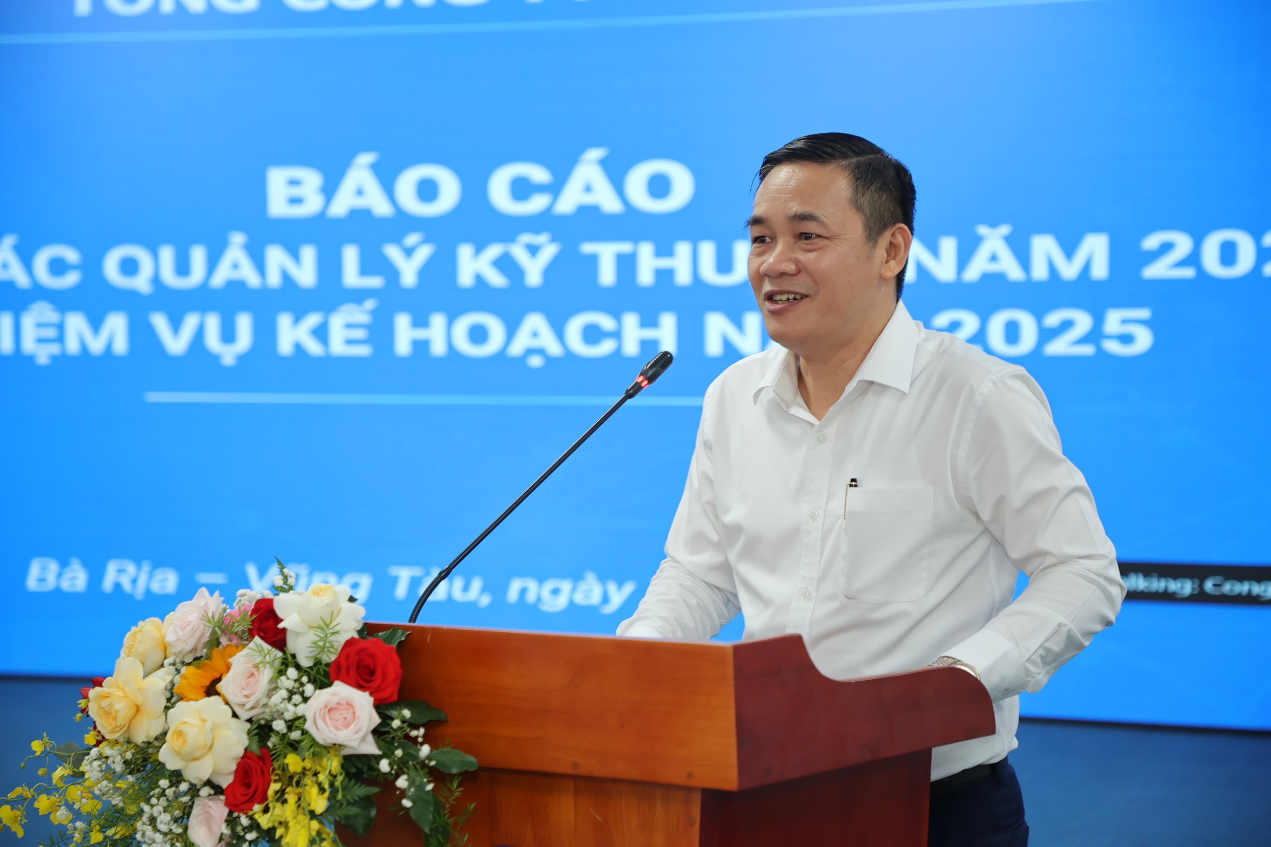 Ông Dương Thanh Dũng - Trưởng ban Ban KT-SX Tổng Công ty báo cáo tại hội nghị Ông Dương Thanh Dũng - Trưởng ban Ban KT-SX Tổng Công ty báo cáo tại hội nghị